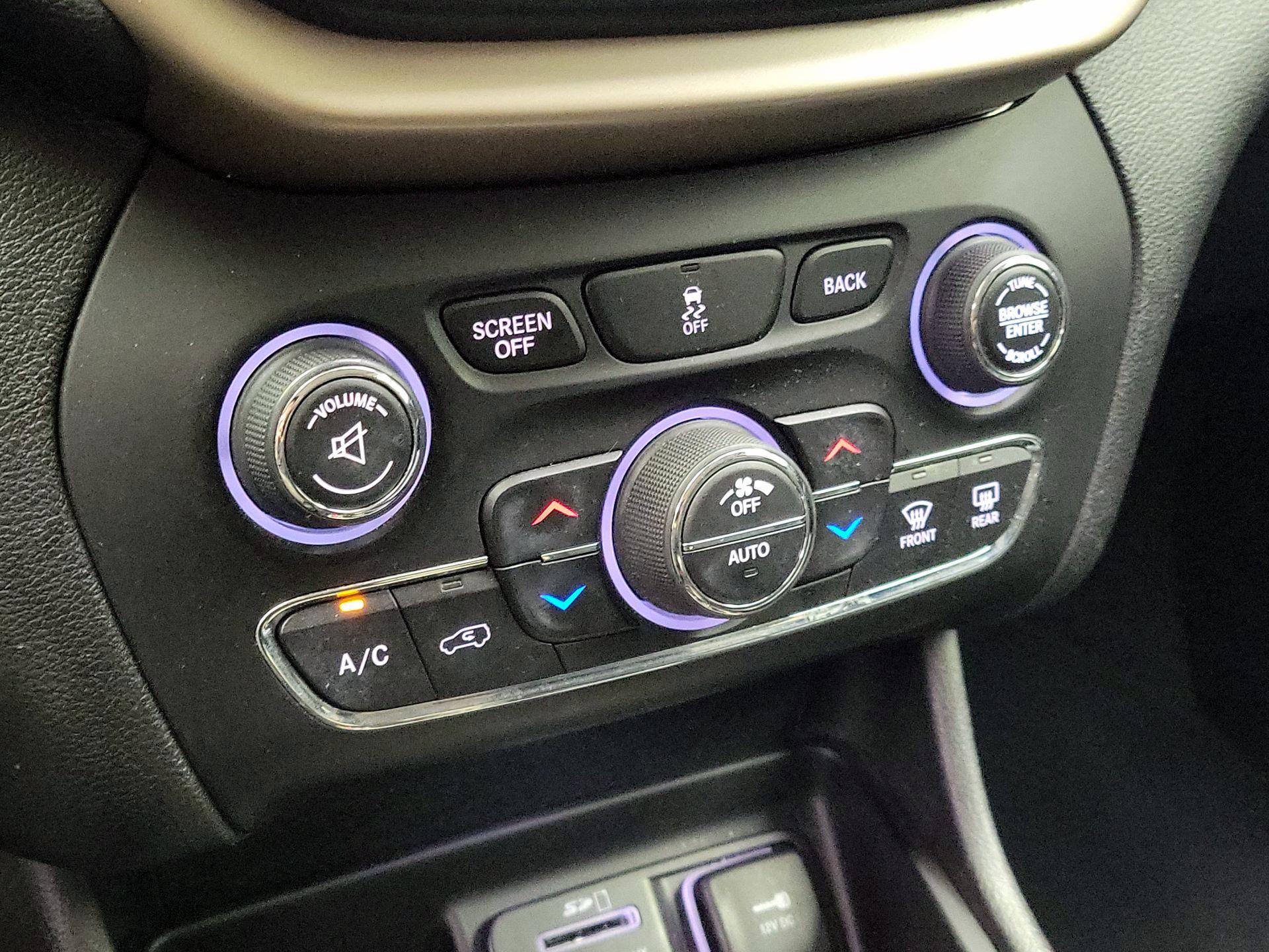 Thumbnail: 2016 Jeep Cherokee - 16