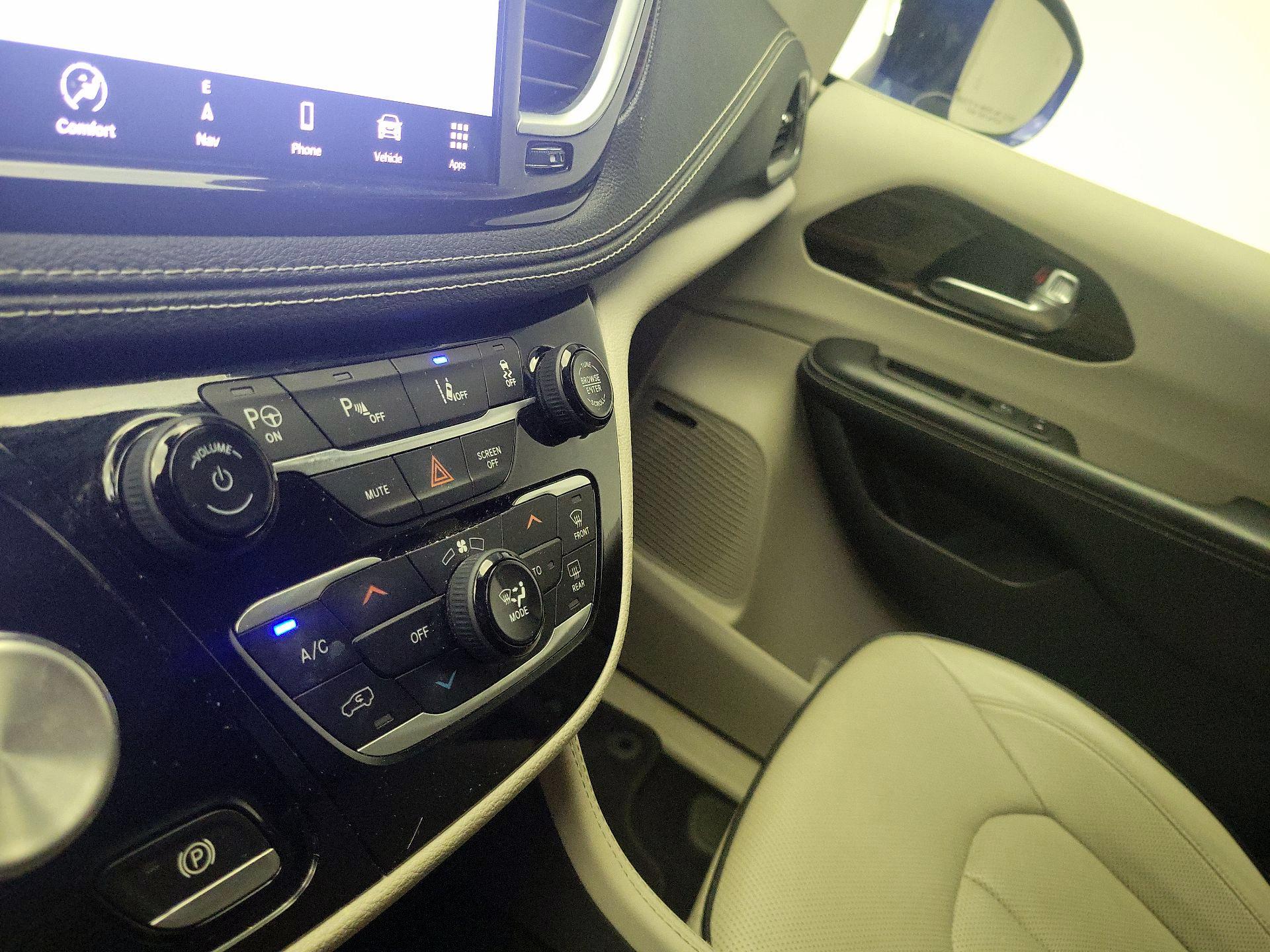 Thumbnail: 2021 Chrysler Pacifica - 17