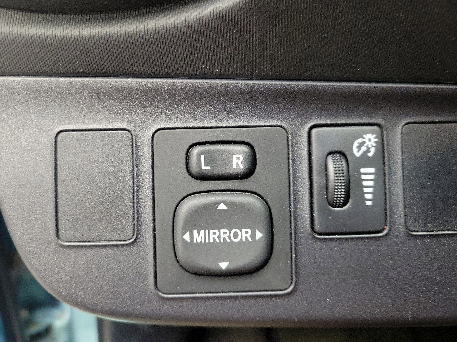 Thumbnail: 2014 Toyota Prius c - 13