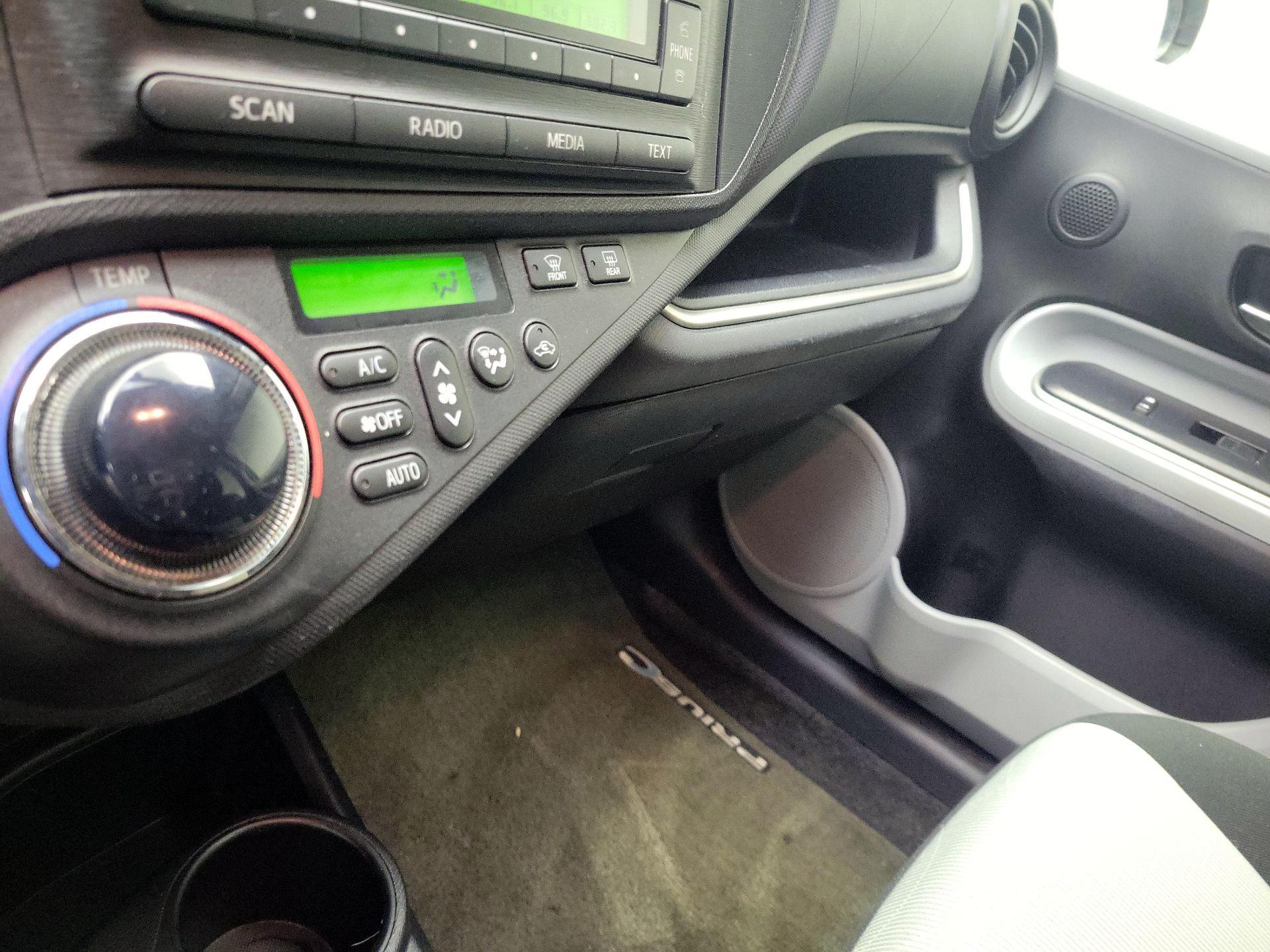 Thumbnail: 2014 Toyota Prius c - 15
