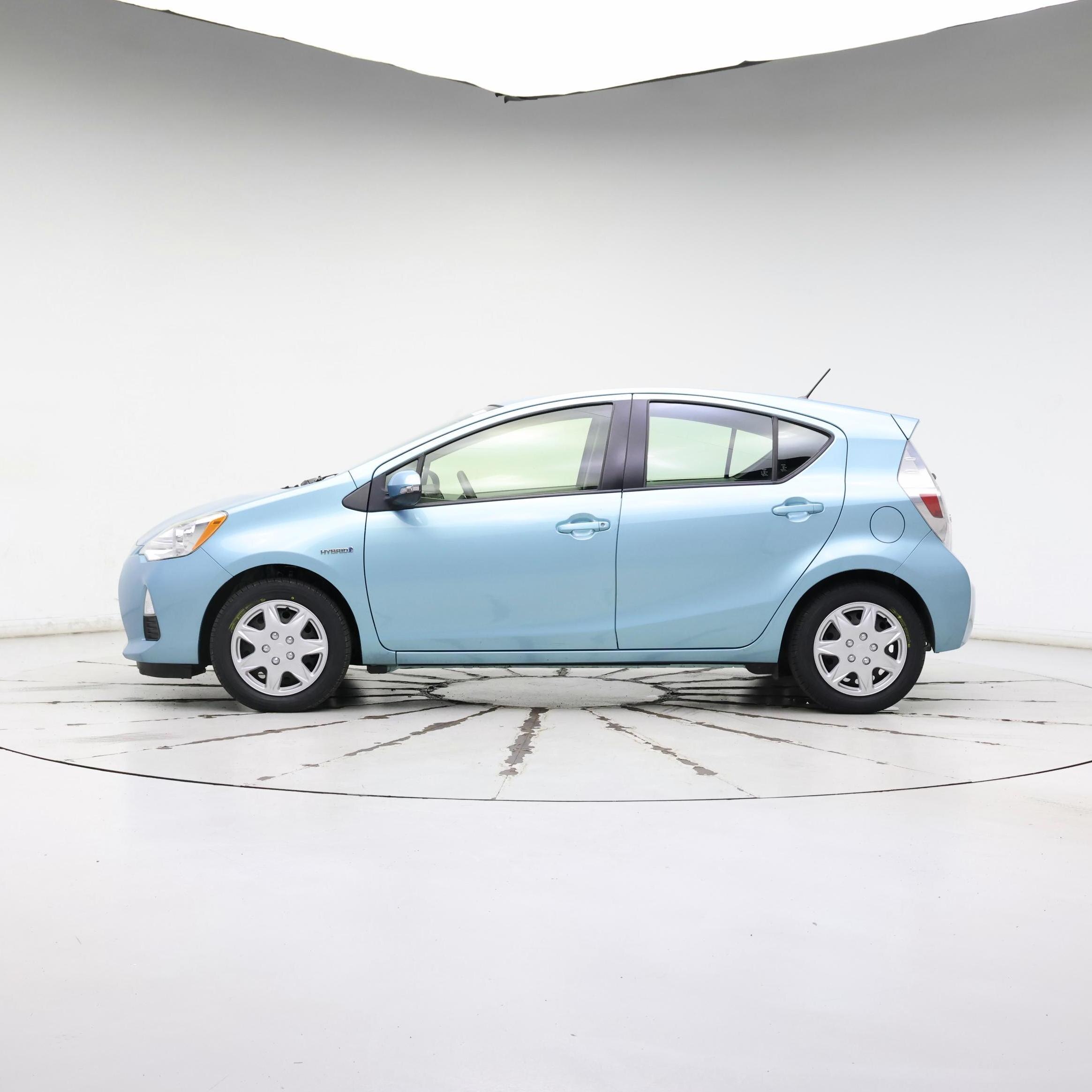 Thumbnail: 2014 Toyota Prius c - 3