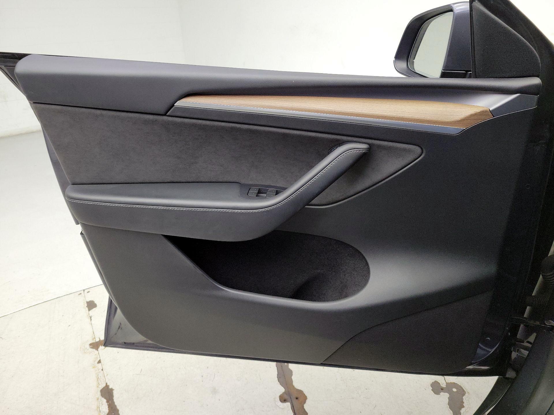 Thumbnail: 2023 Tesla Model Y - 10