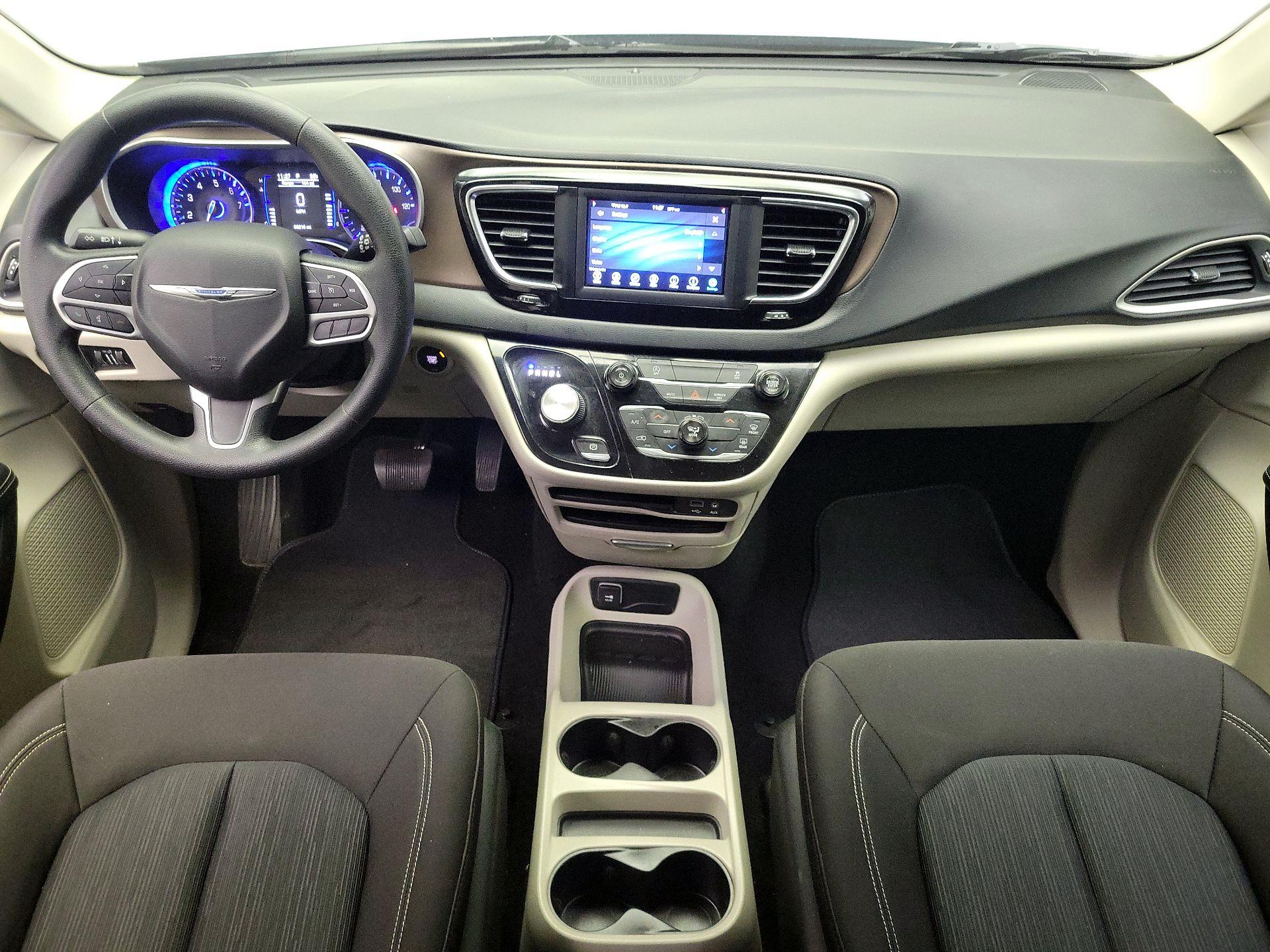 Thumbnail: 2020 Chrysler Voyager - 9