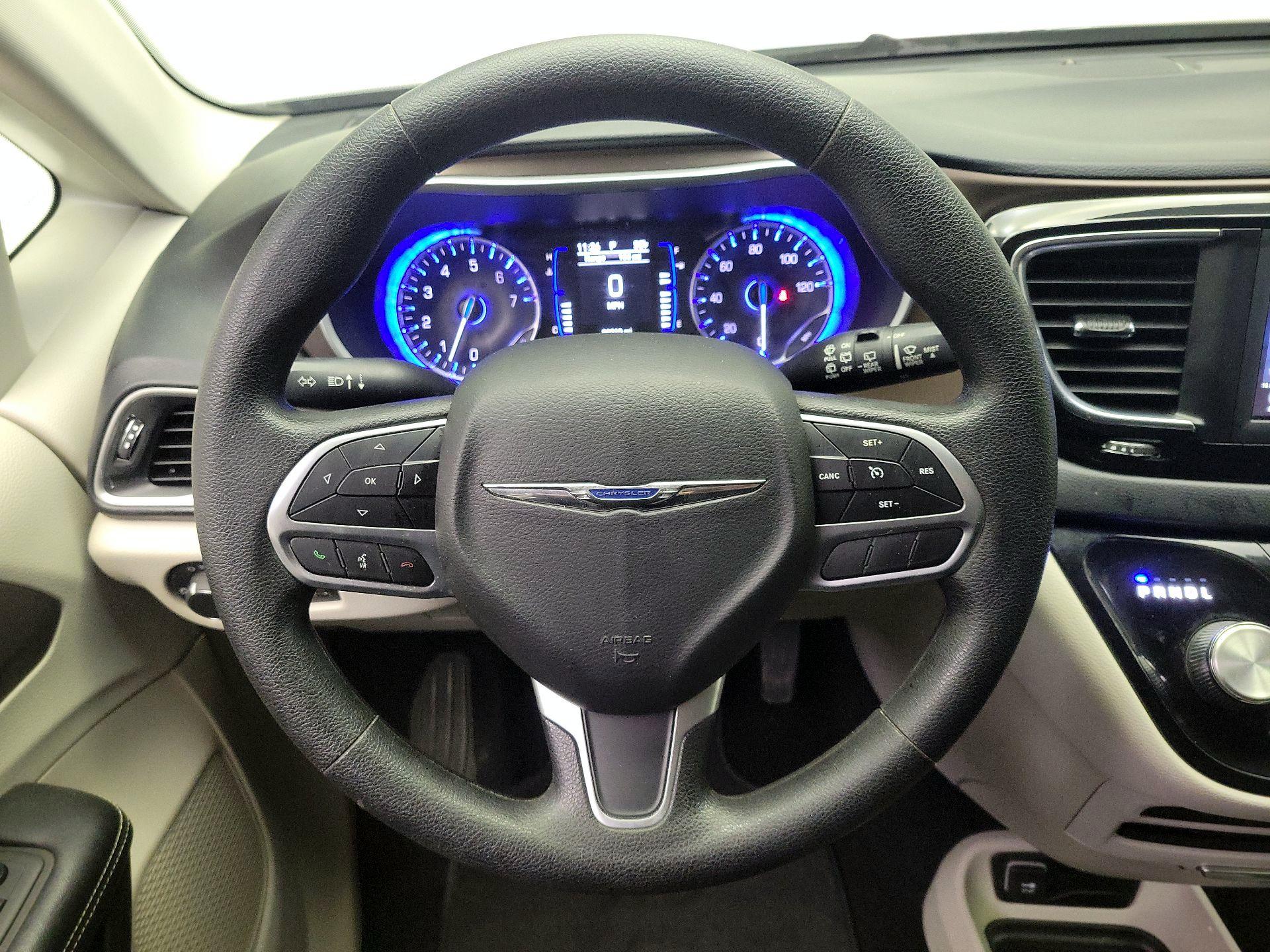 Thumbnail: 2020 Chrysler Voyager - 10