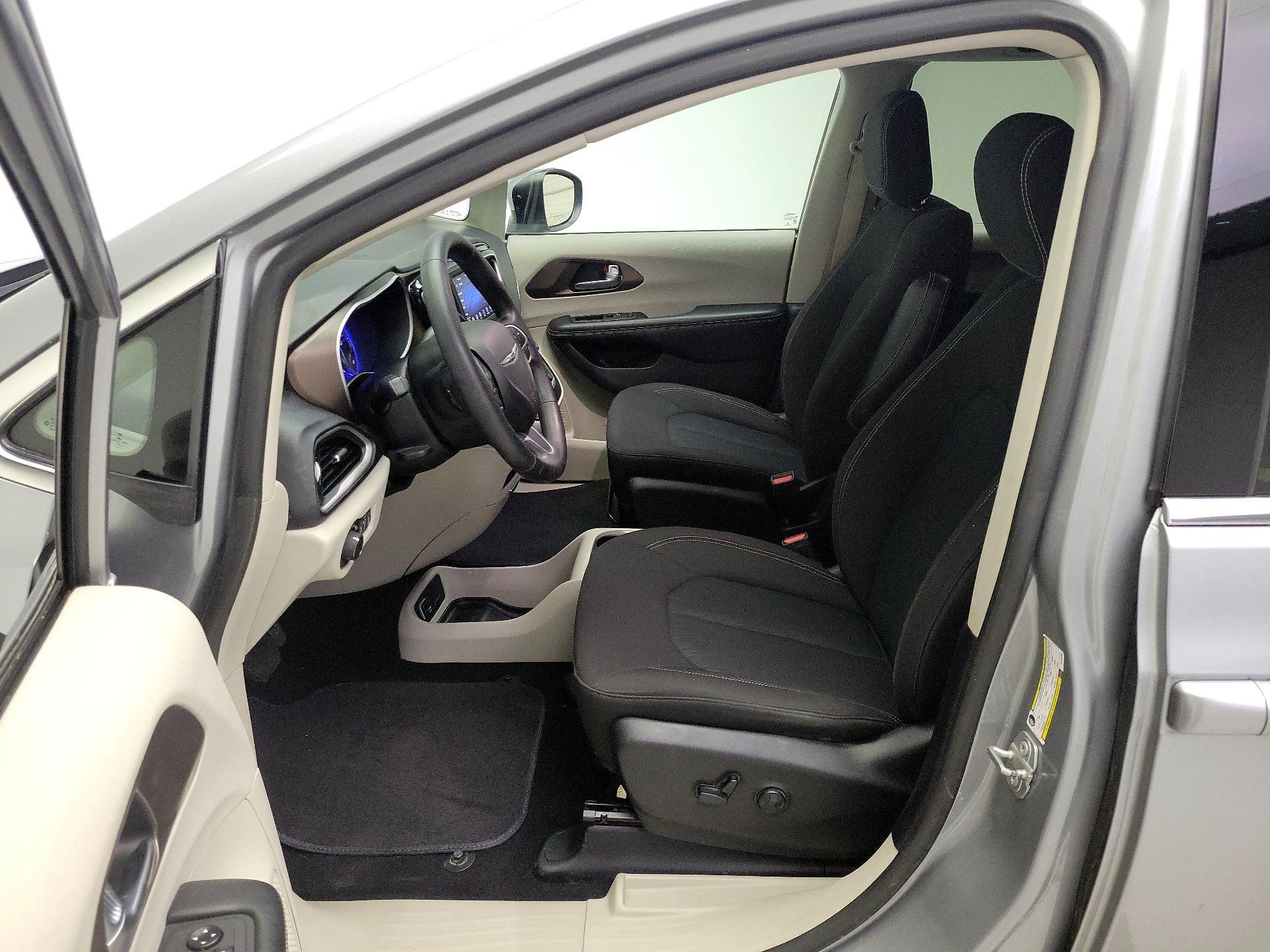 Thumbnail: 2020 Chrysler Voyager - 11