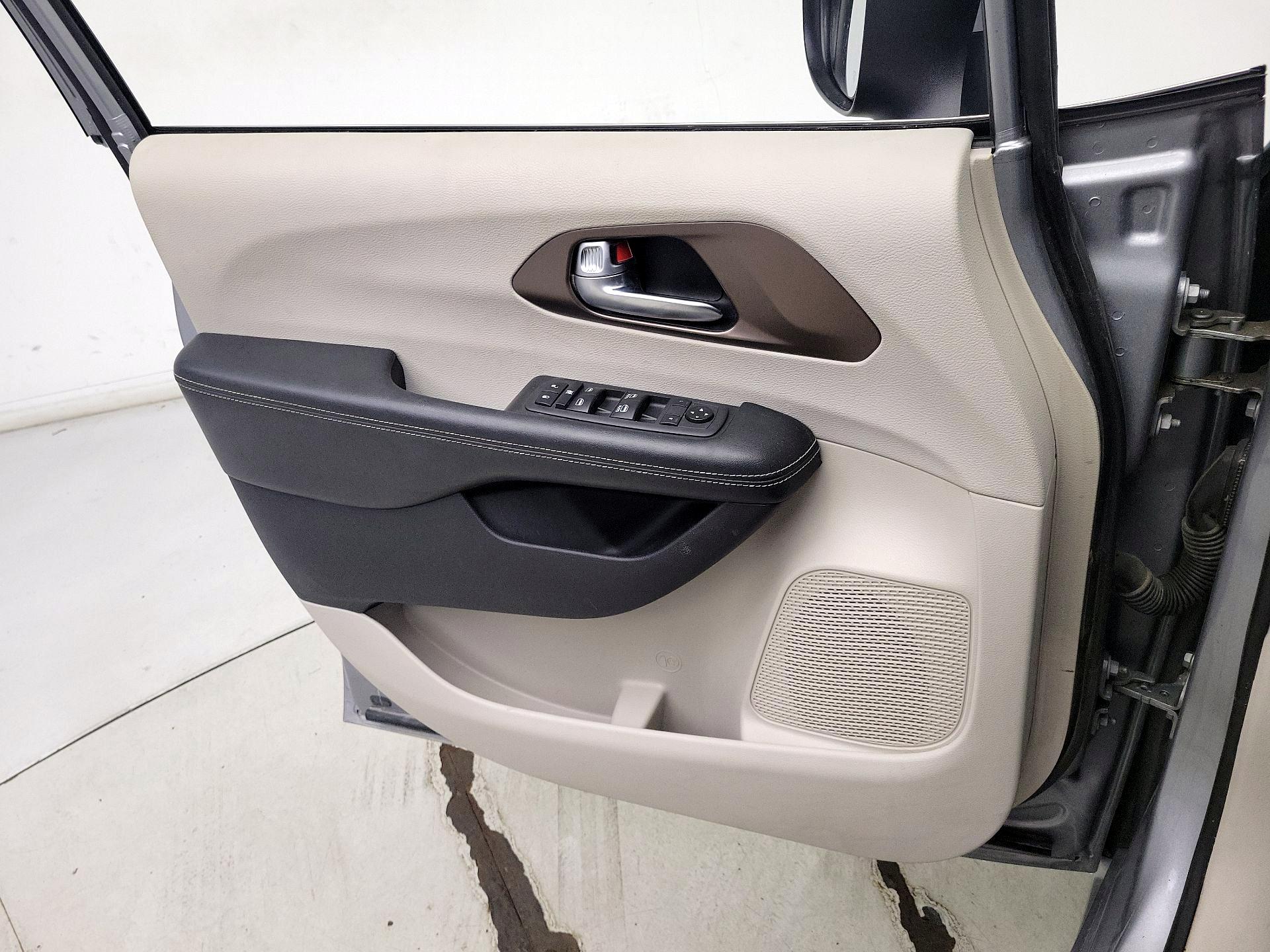 Thumbnail: 2020 Chrysler Voyager - 12