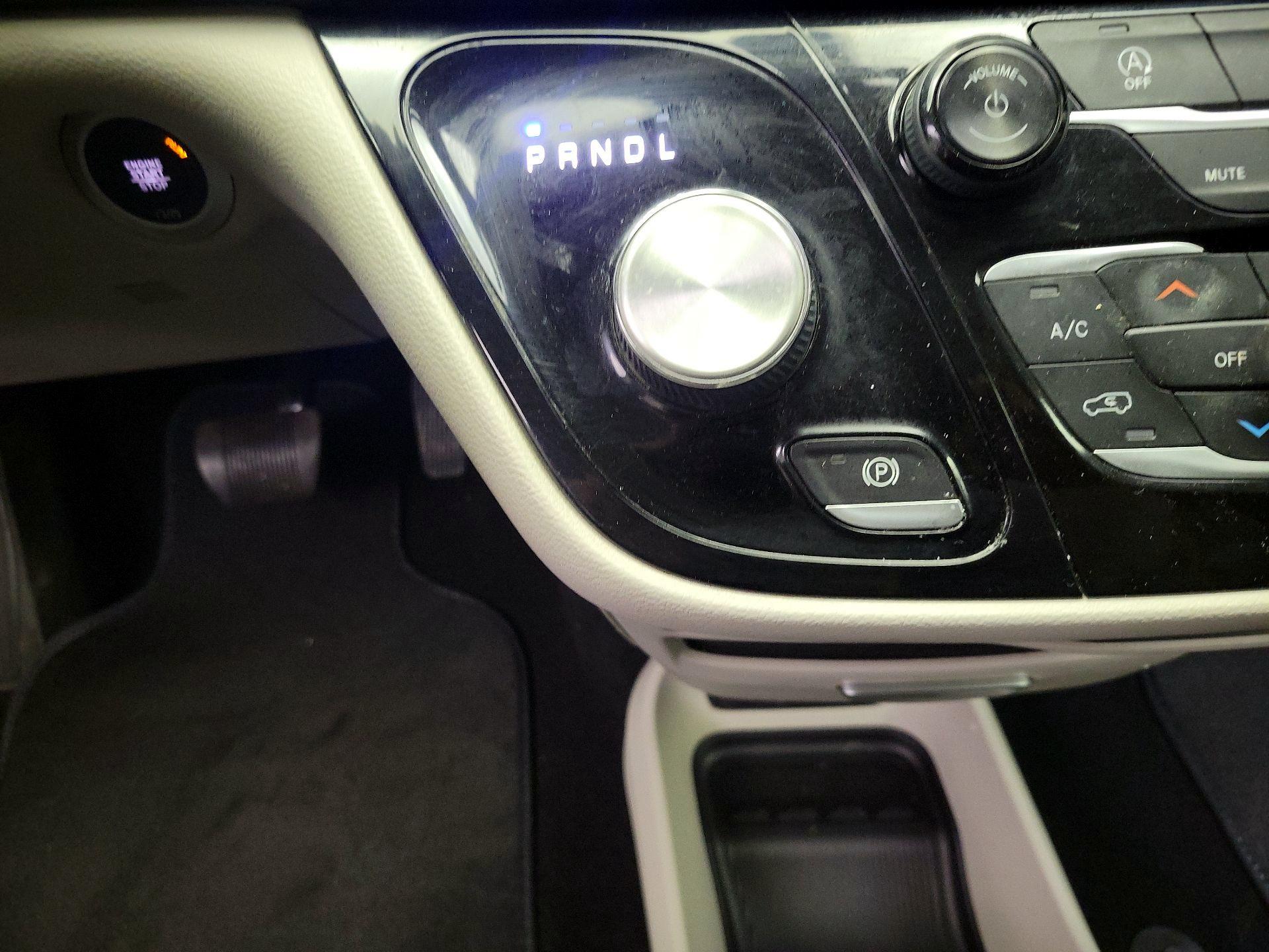 Thumbnail: 2020 Chrysler Voyager - 17