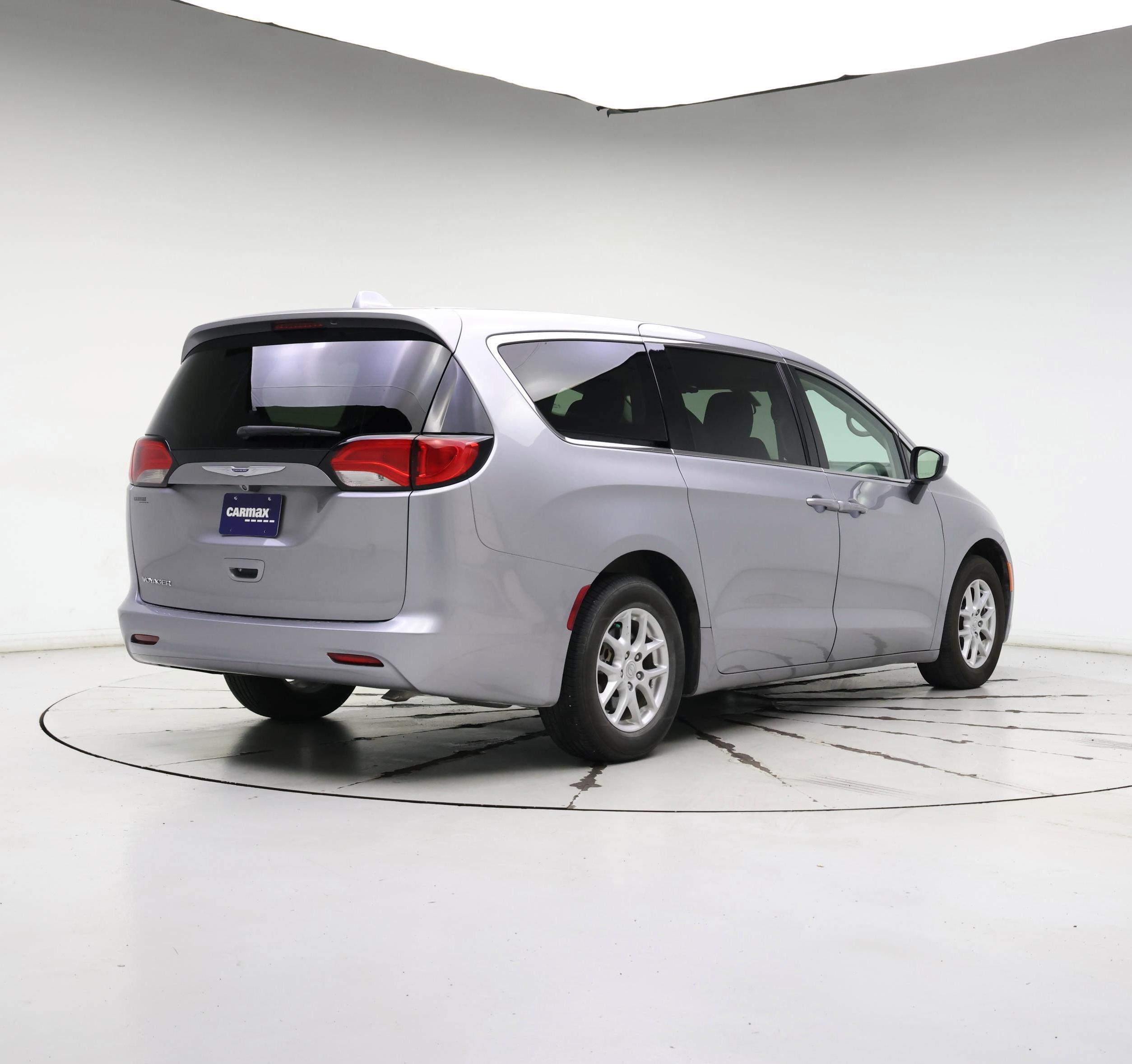 Thumbnail: 2020 Chrysler Voyager - 8