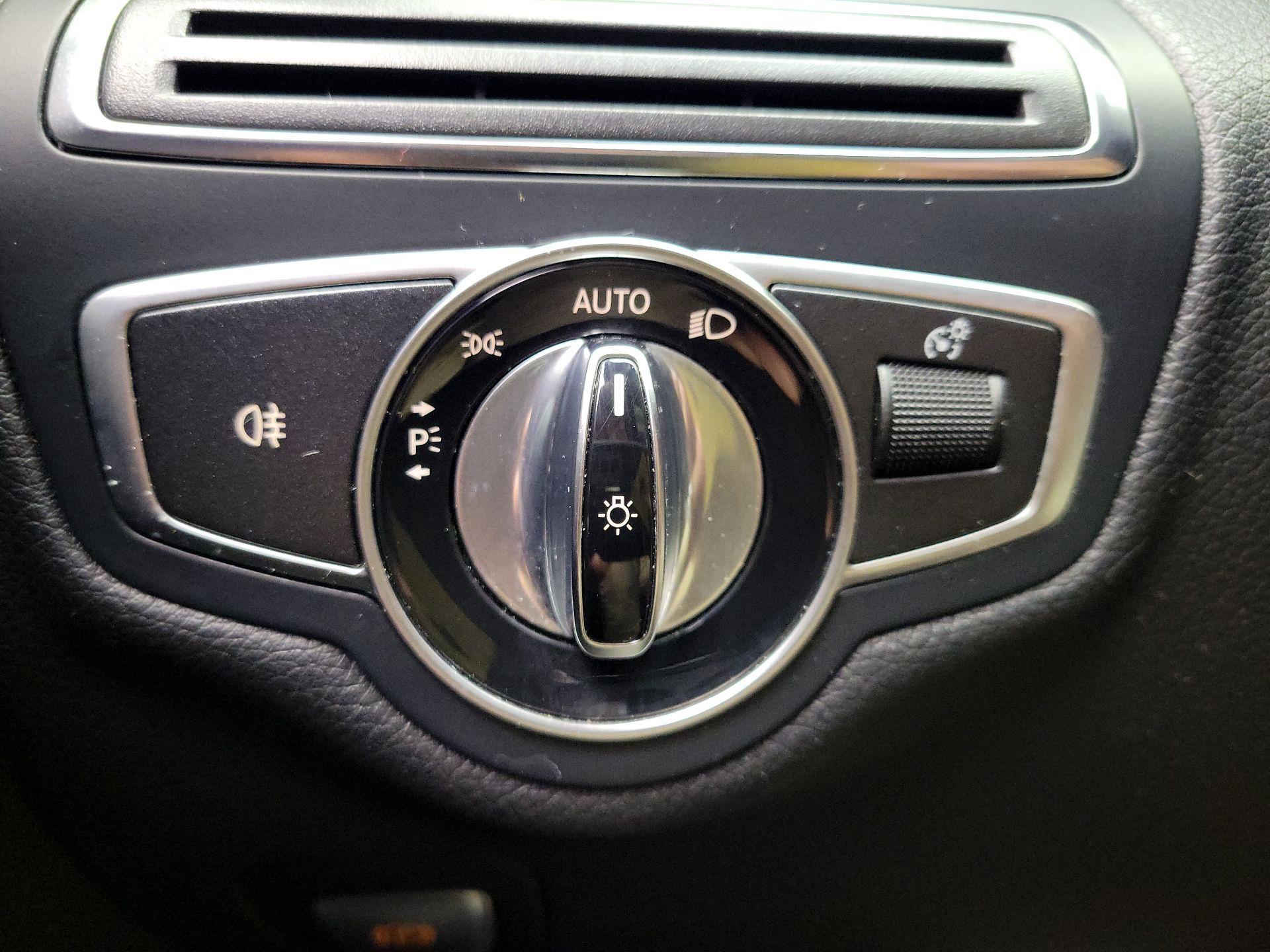 Thumbnail: 2015 Mercedes-Benz C-Class - 13