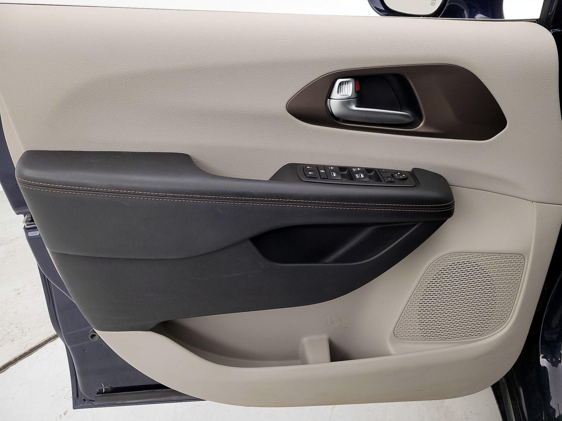 Thumbnail: 2019 Chrysler Pacifica - 12