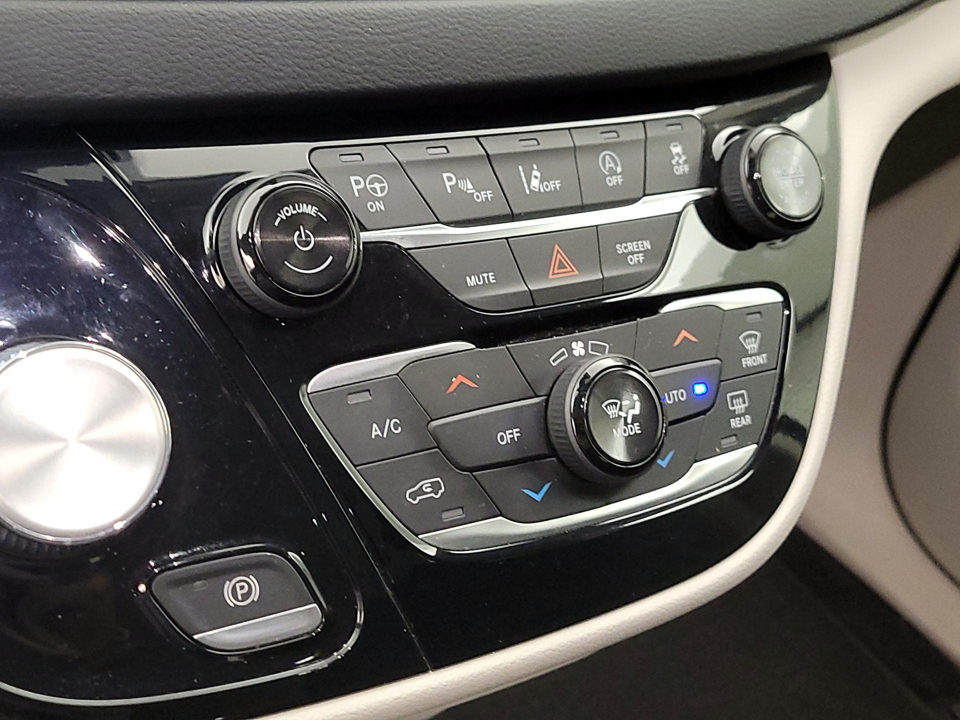 Thumbnail: 2019 Chrysler Pacifica - 17