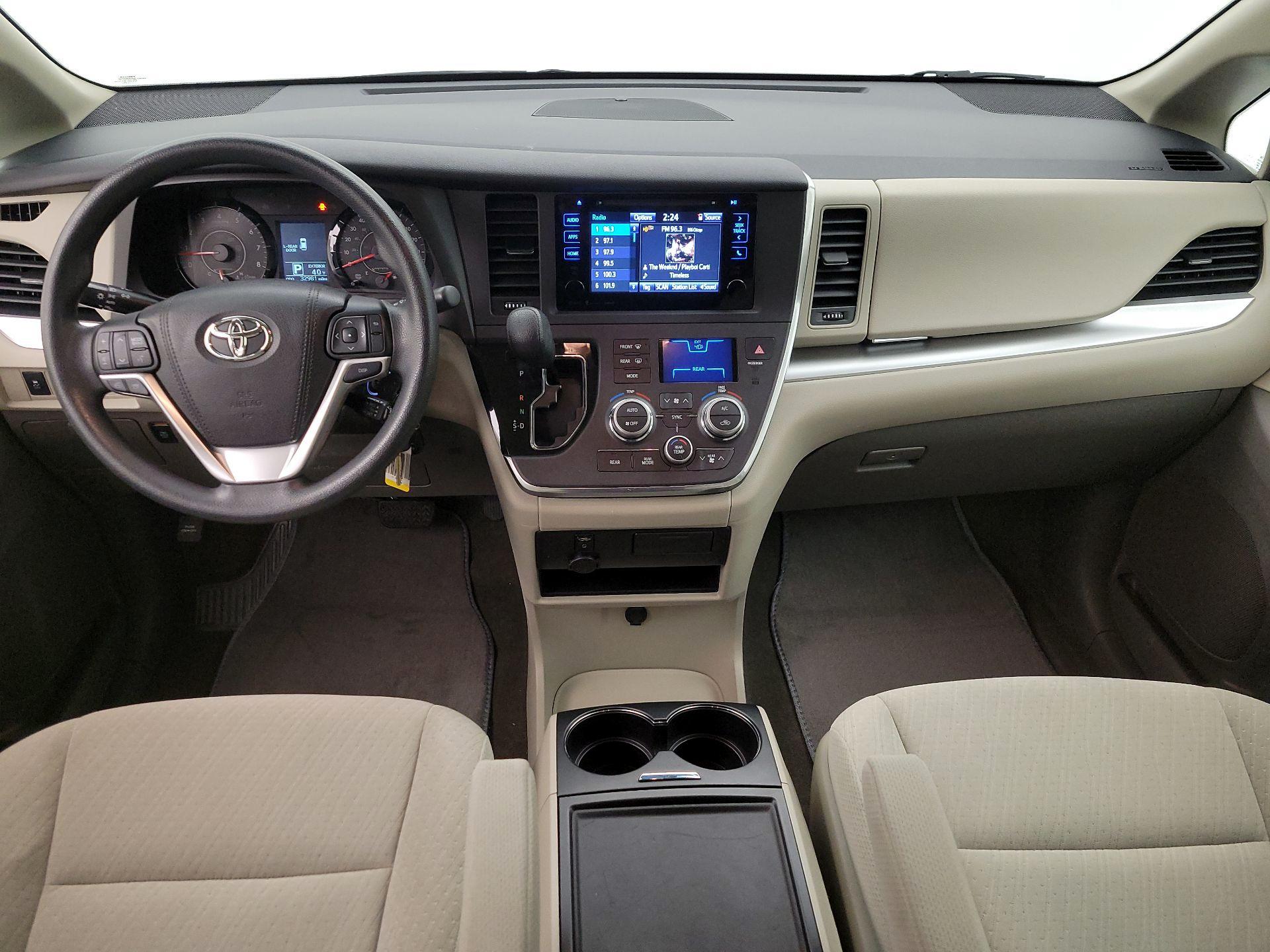 Thumbnail: 2016 Toyota Sienna - 9