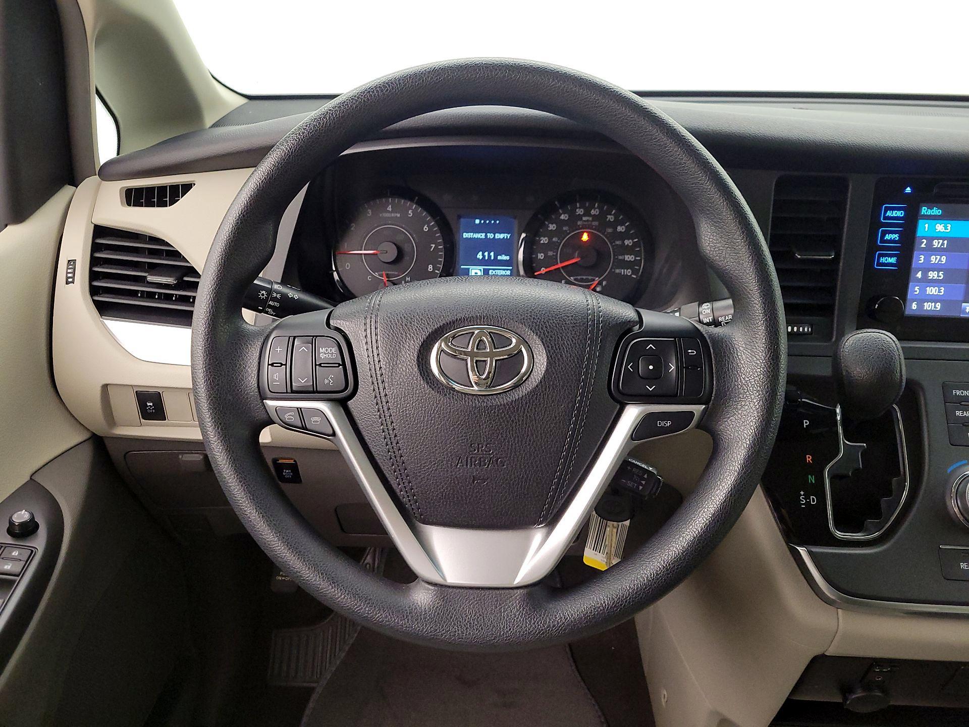 Thumbnail: 2016 Toyota Sienna - 10