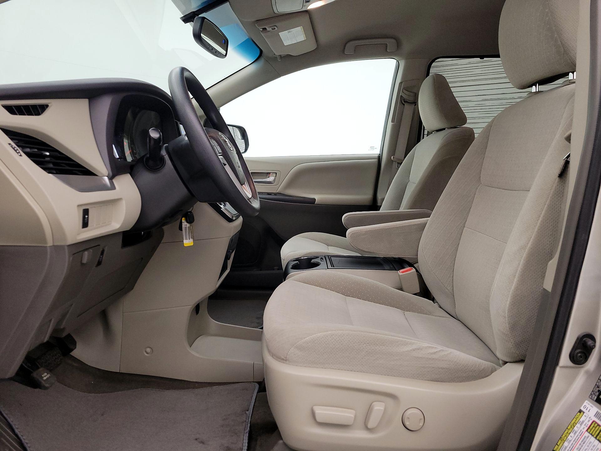 Thumbnail: 2016 Toyota Sienna - 11