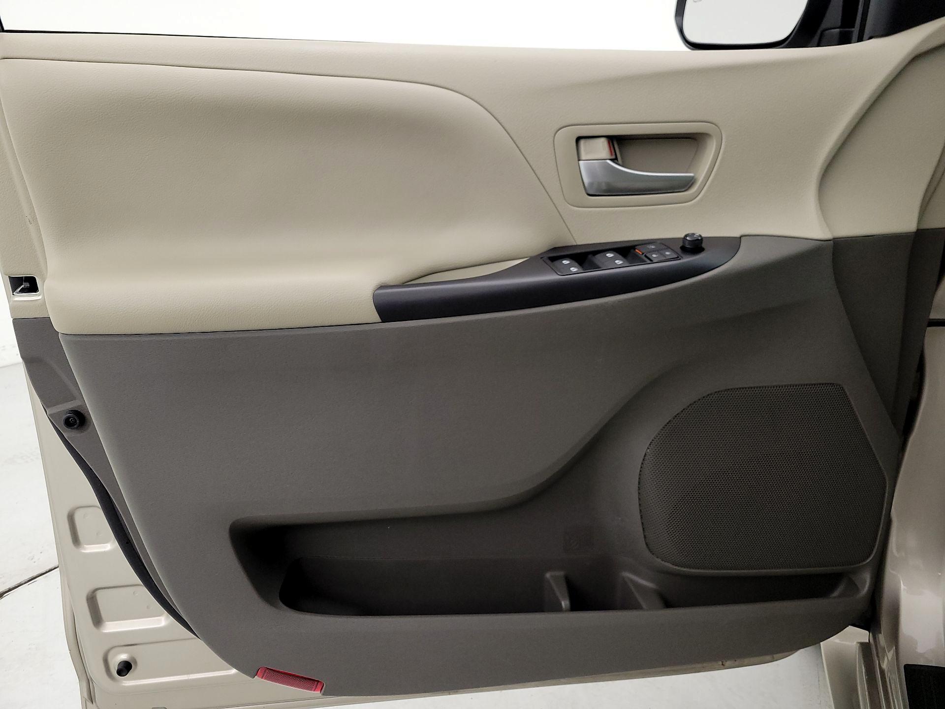 Thumbnail: 2016 Toyota Sienna - 12