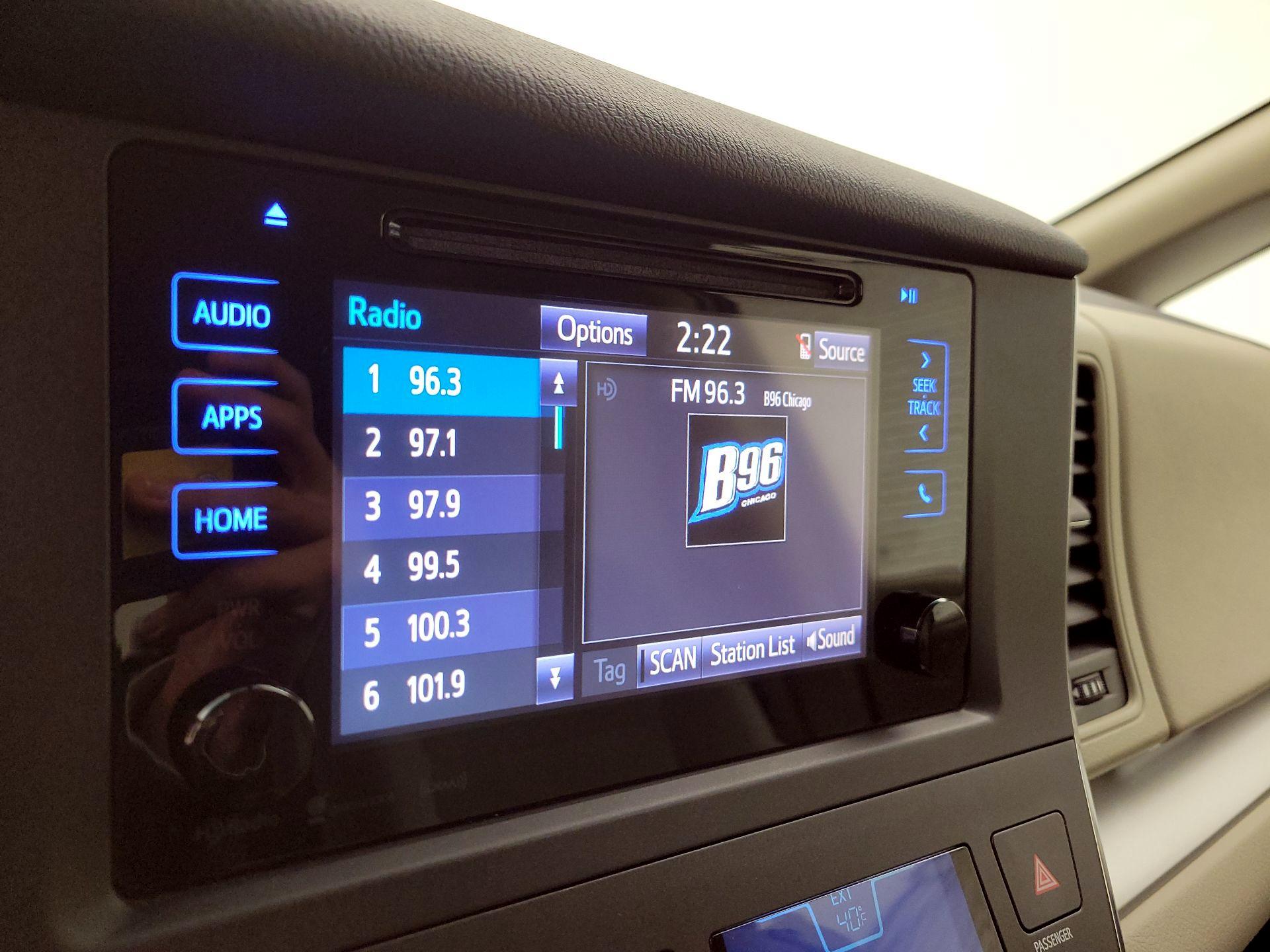 Thumbnail: 2016 Toyota Sienna - 15