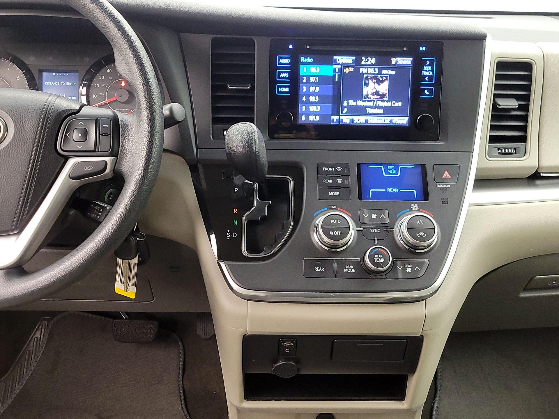 Thumbnail: 2016 Toyota Sienna - 17