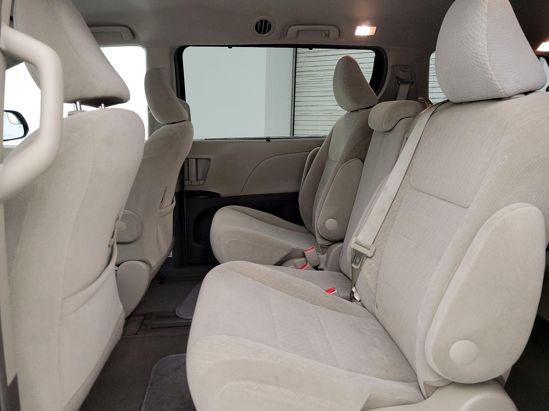 Thumbnail: 2016 Toyota Sienna - 19