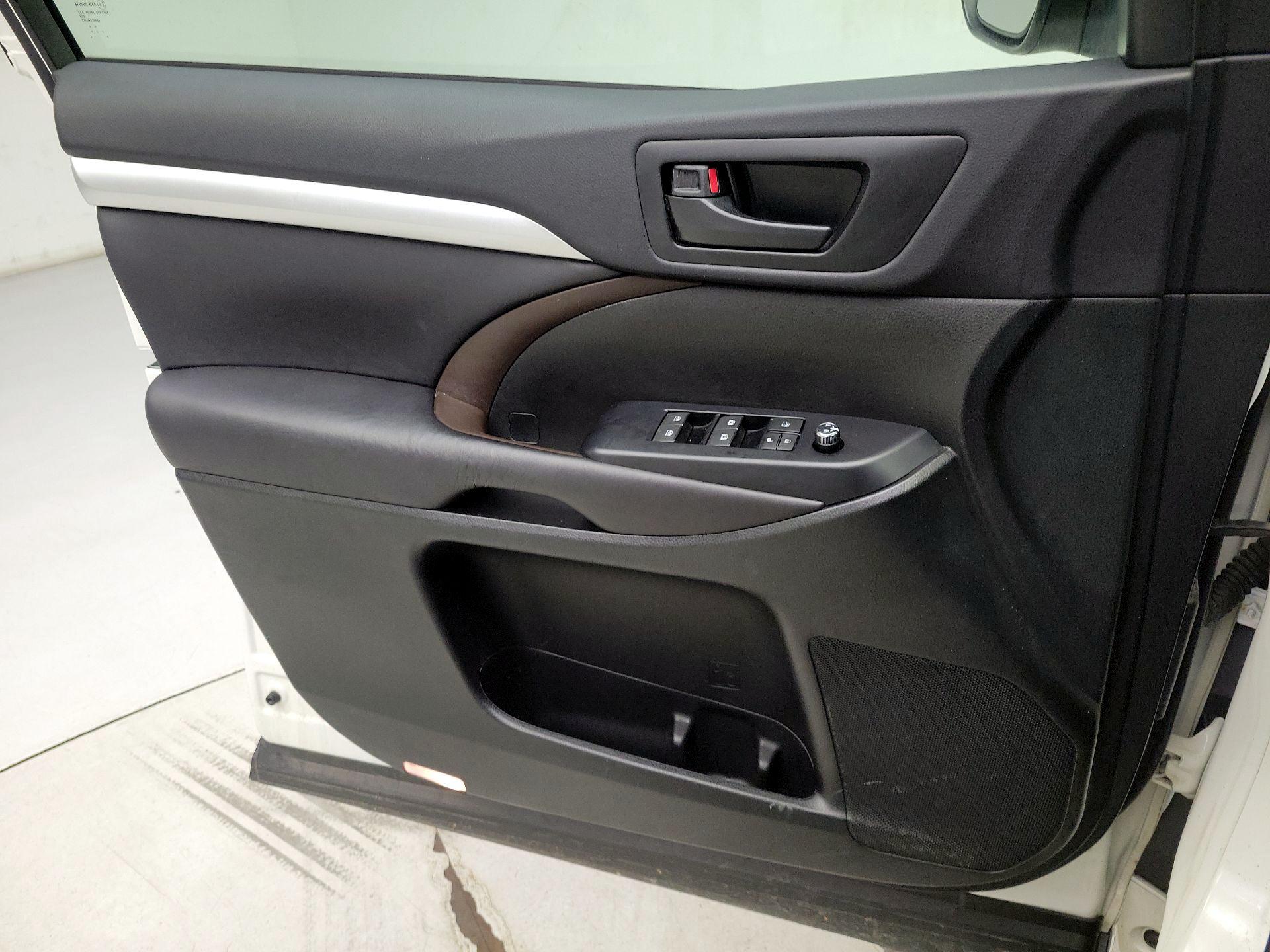 Thumbnail: 2016 Toyota Highlander - 12