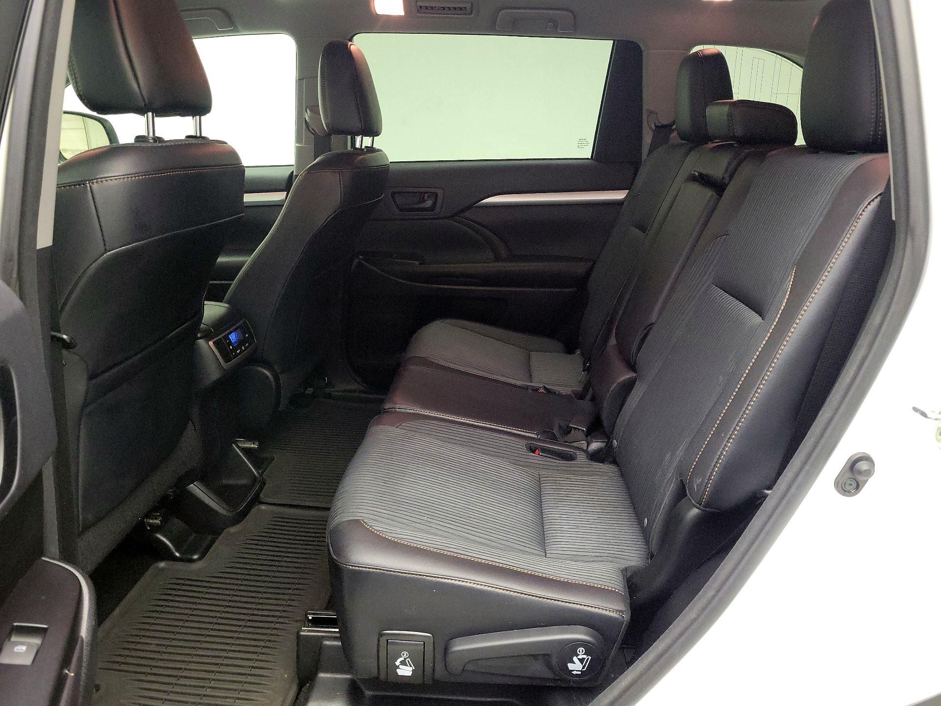 Thumbnail: 2016 Toyota Highlander - 19