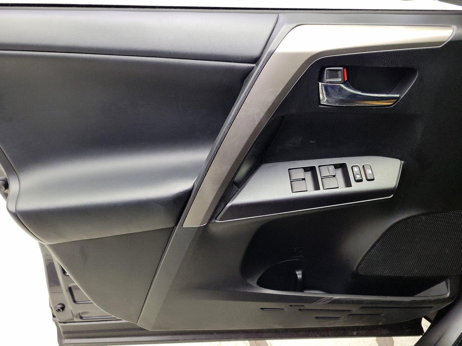 Thumbnail: 2018 Toyota RAV4 - 12