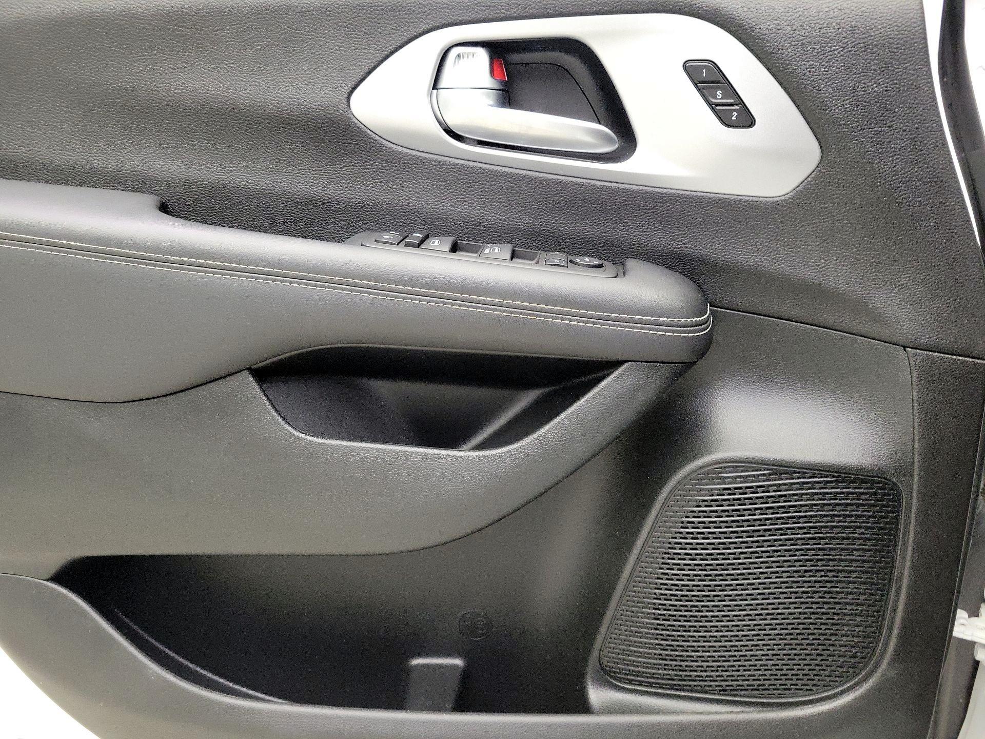 Thumbnail: 2024 Chrysler Pacifica - 12