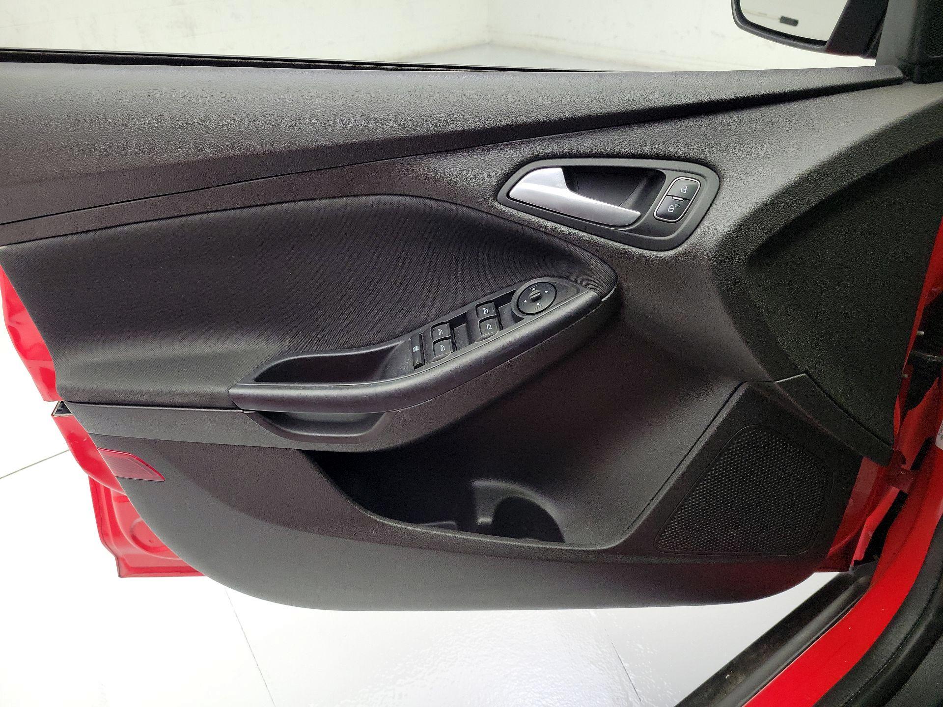 Thumbnail: 2016 Ford Focus - 12