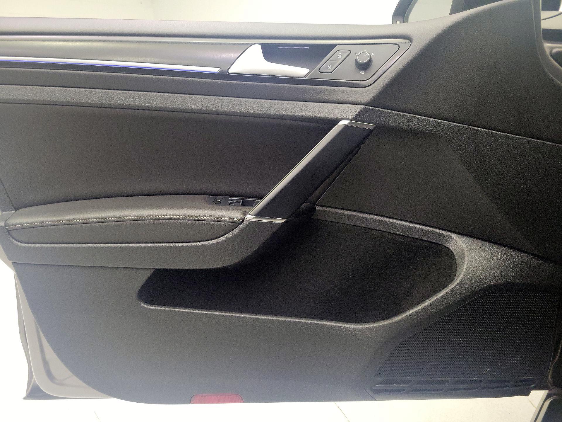 Thumbnail: 2016 Volkswagen Golf - 12