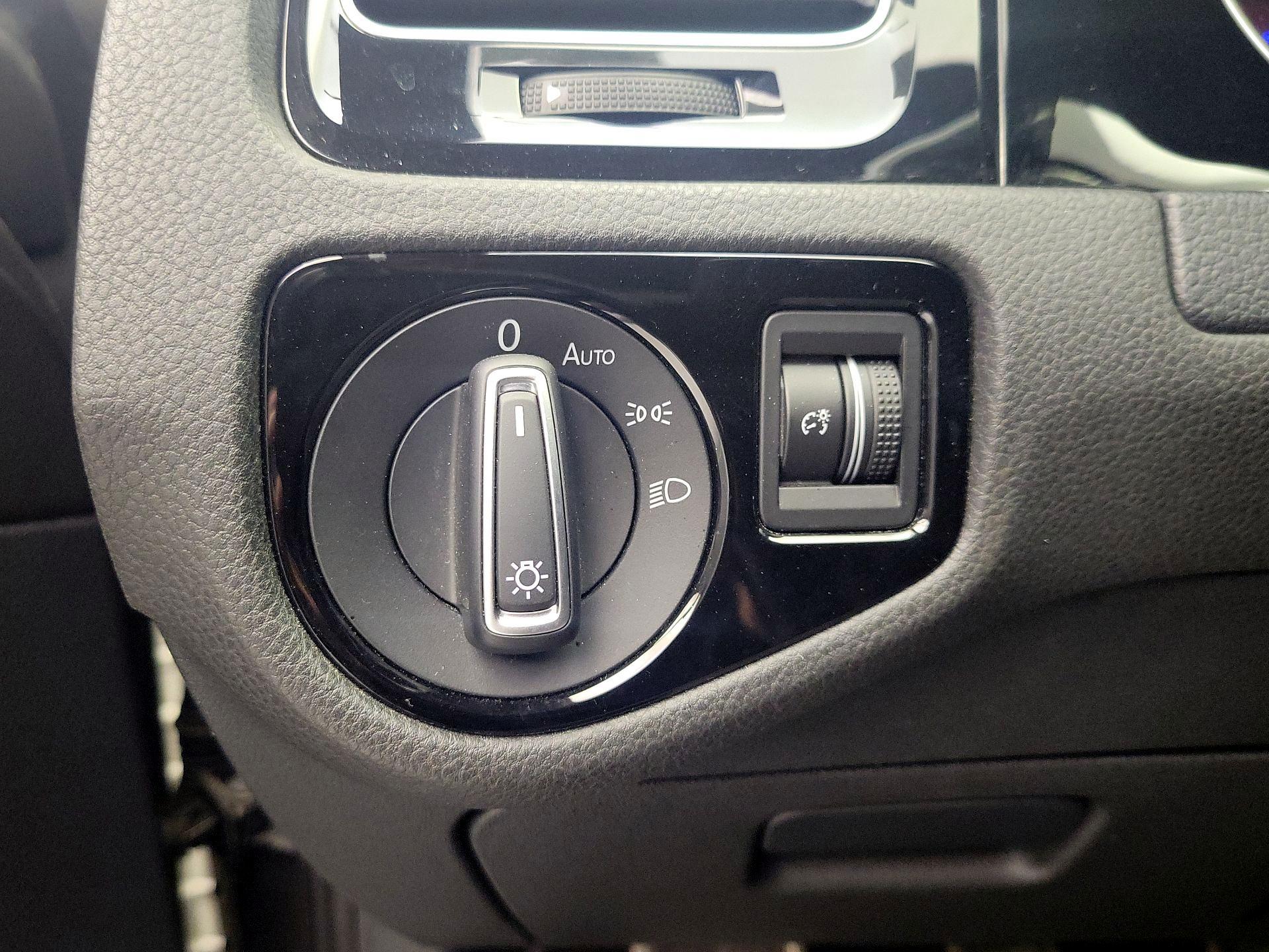 Thumbnail: 2016 Volkswagen Golf - 13