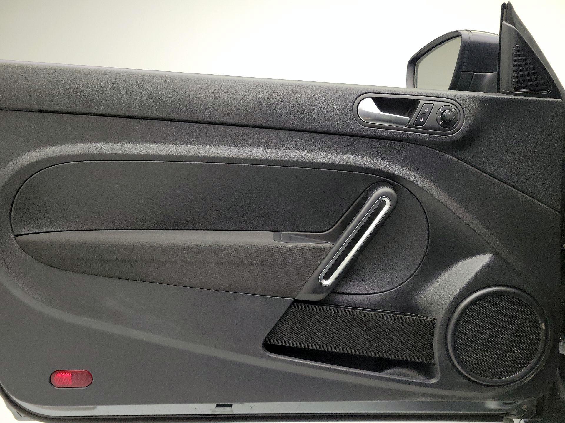 Thumbnail: 2017 Volkswagen Beetle - 12