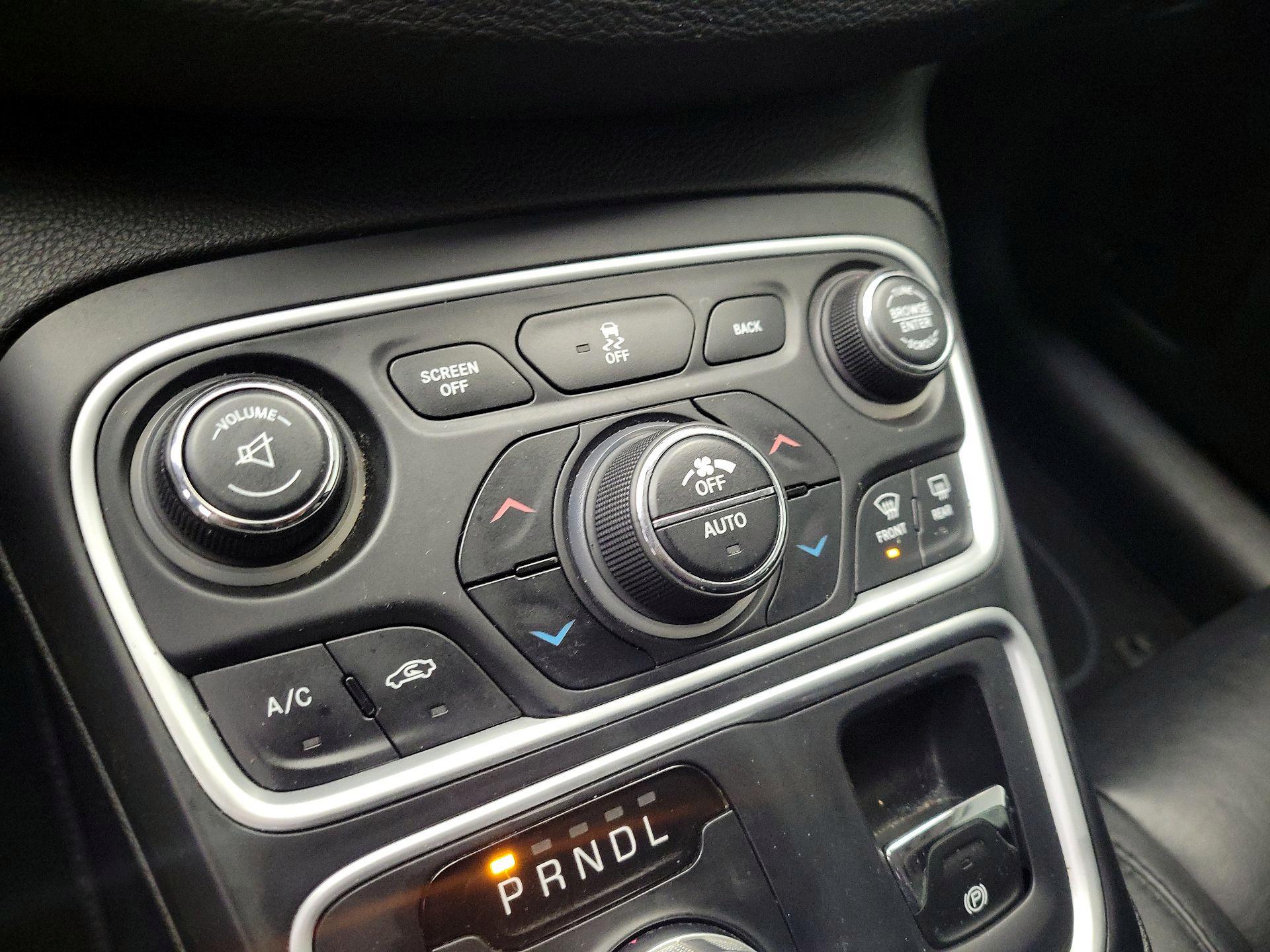 Thumbnail: 2015 Chrysler 200 - 17