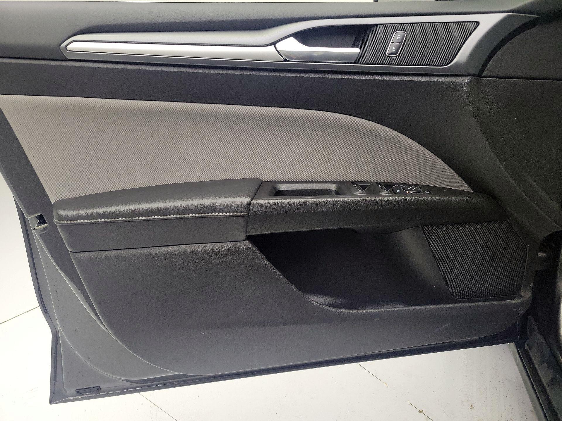 Thumbnail: 2016 Ford Fusion - 12