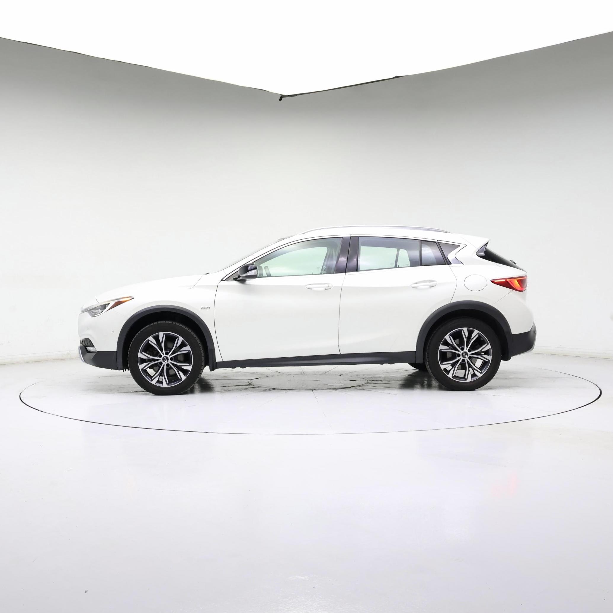 Thumbnail: 2017 INFINITI QX30 - 3