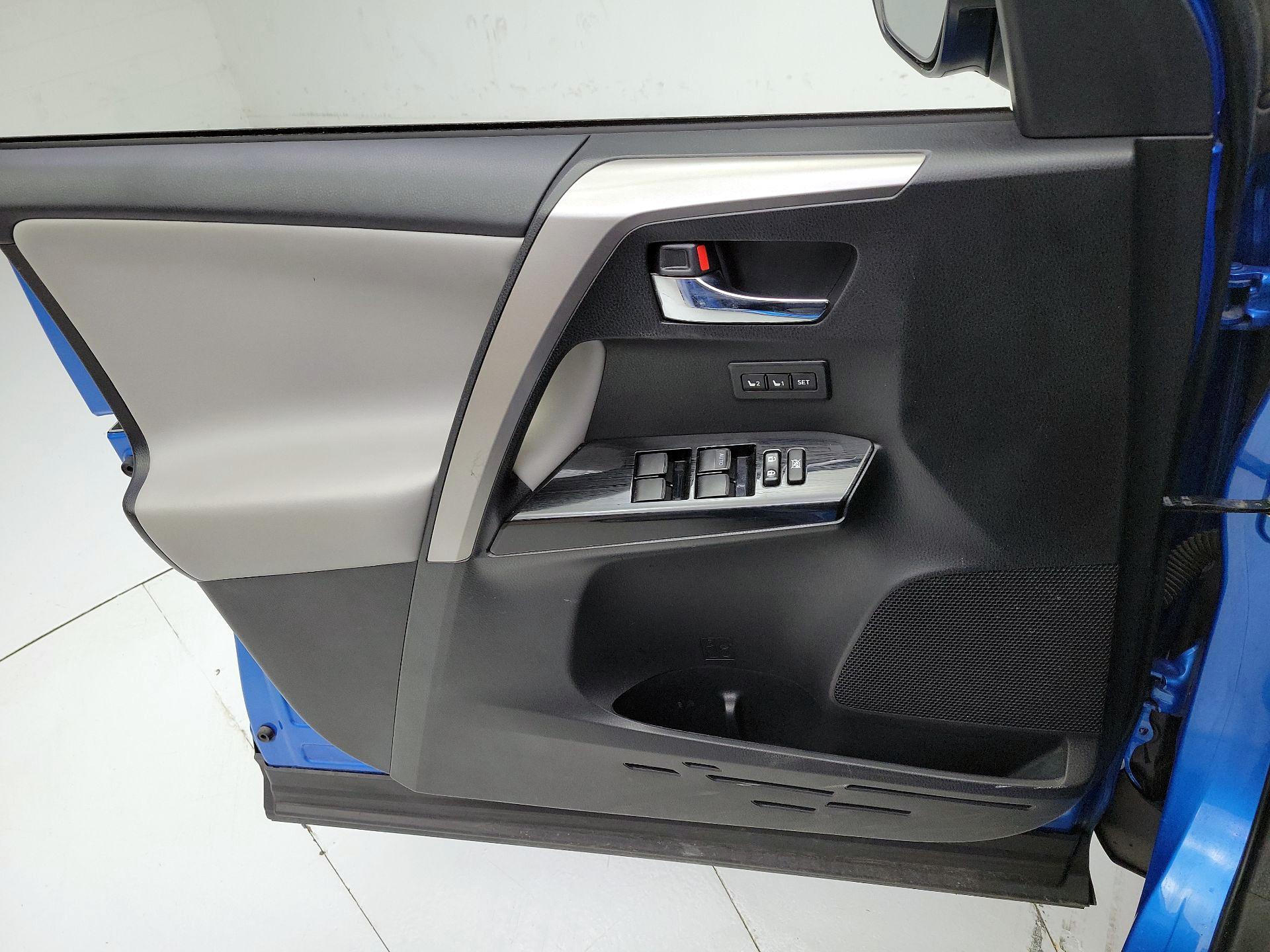 Thumbnail: 2018 Toyota RAV4 - 12