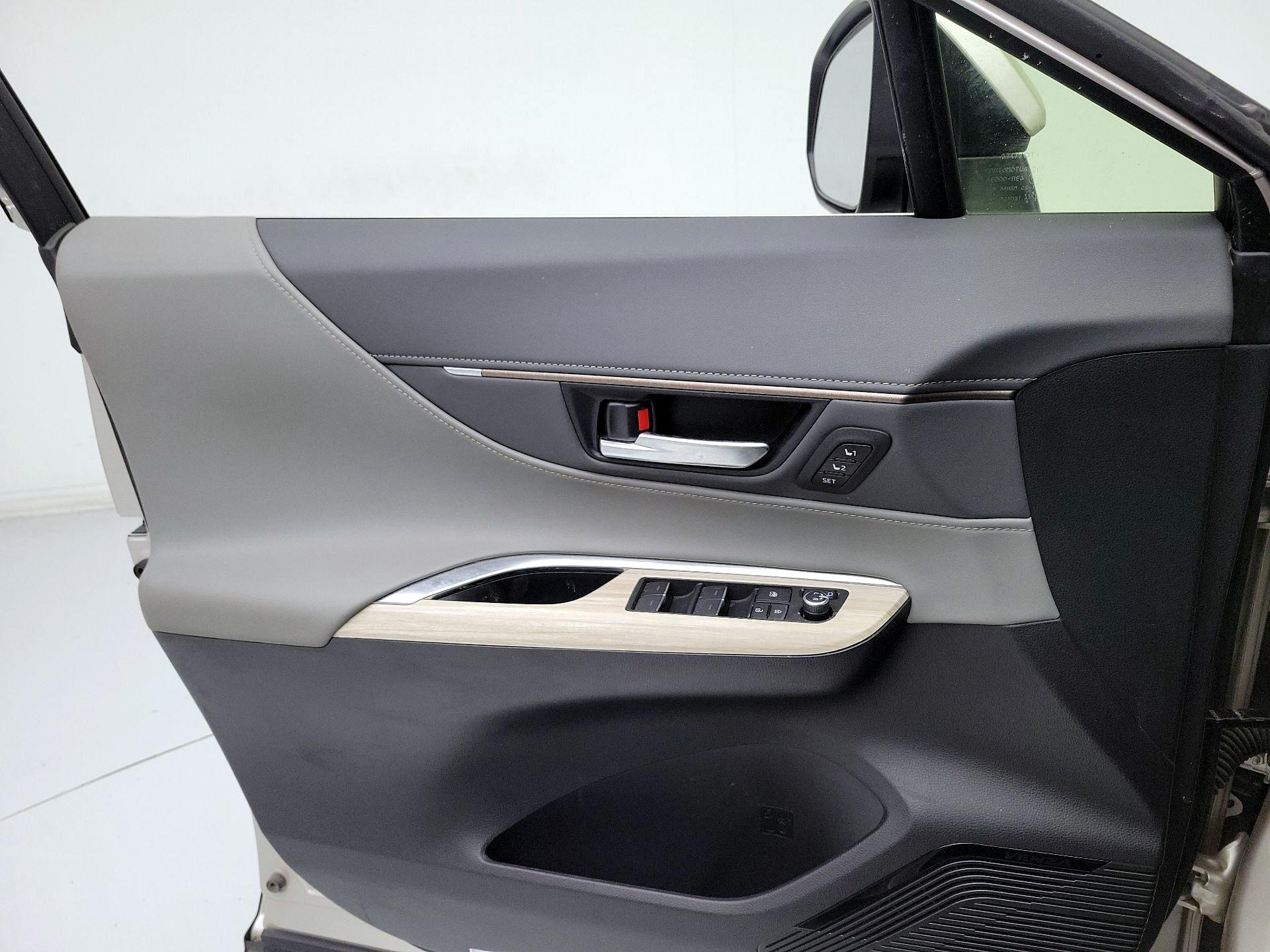 Thumbnail: 2021 Toyota Venza - 12