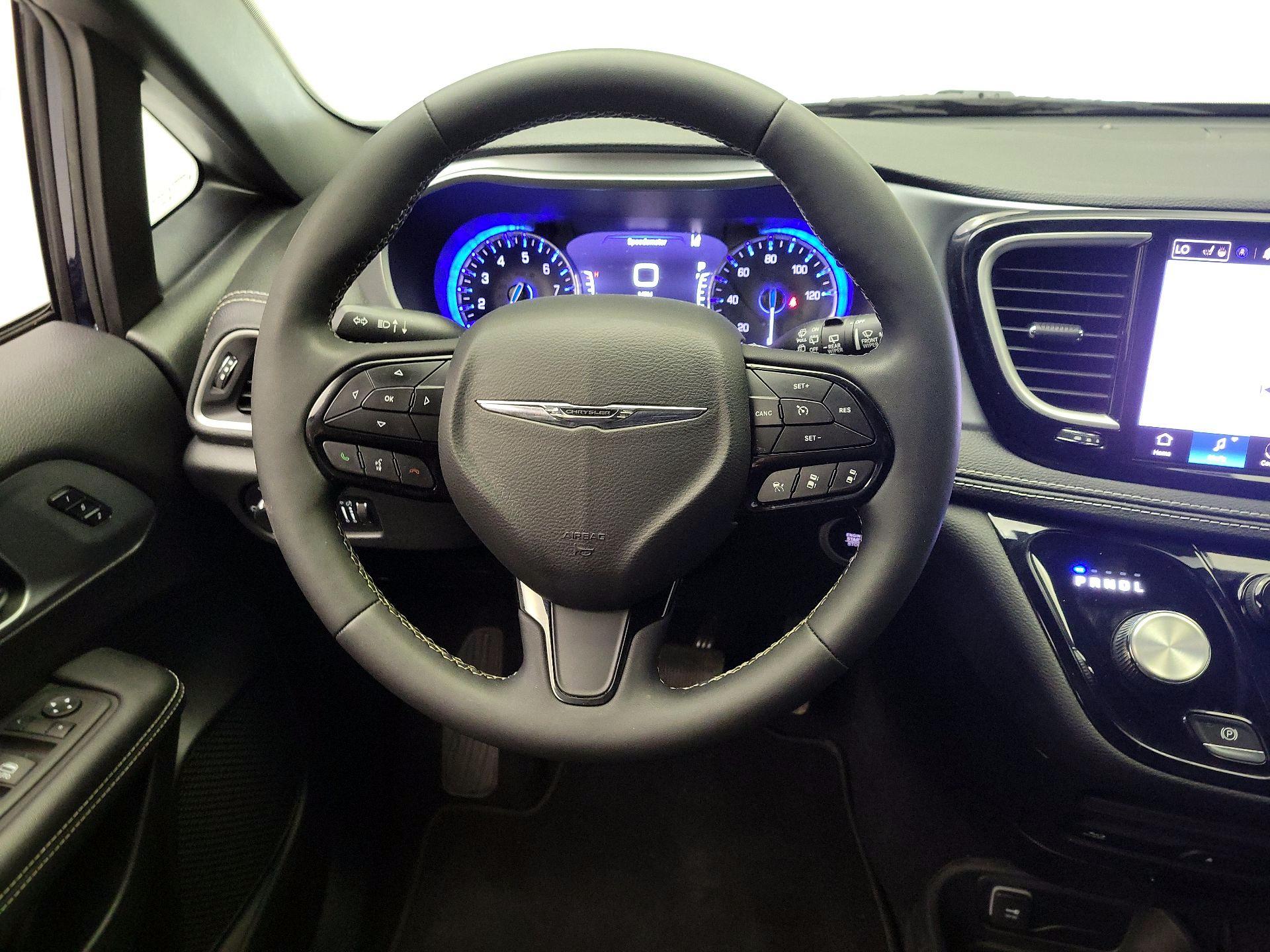Thumbnail: 2022 Chrysler Pacifica - 10