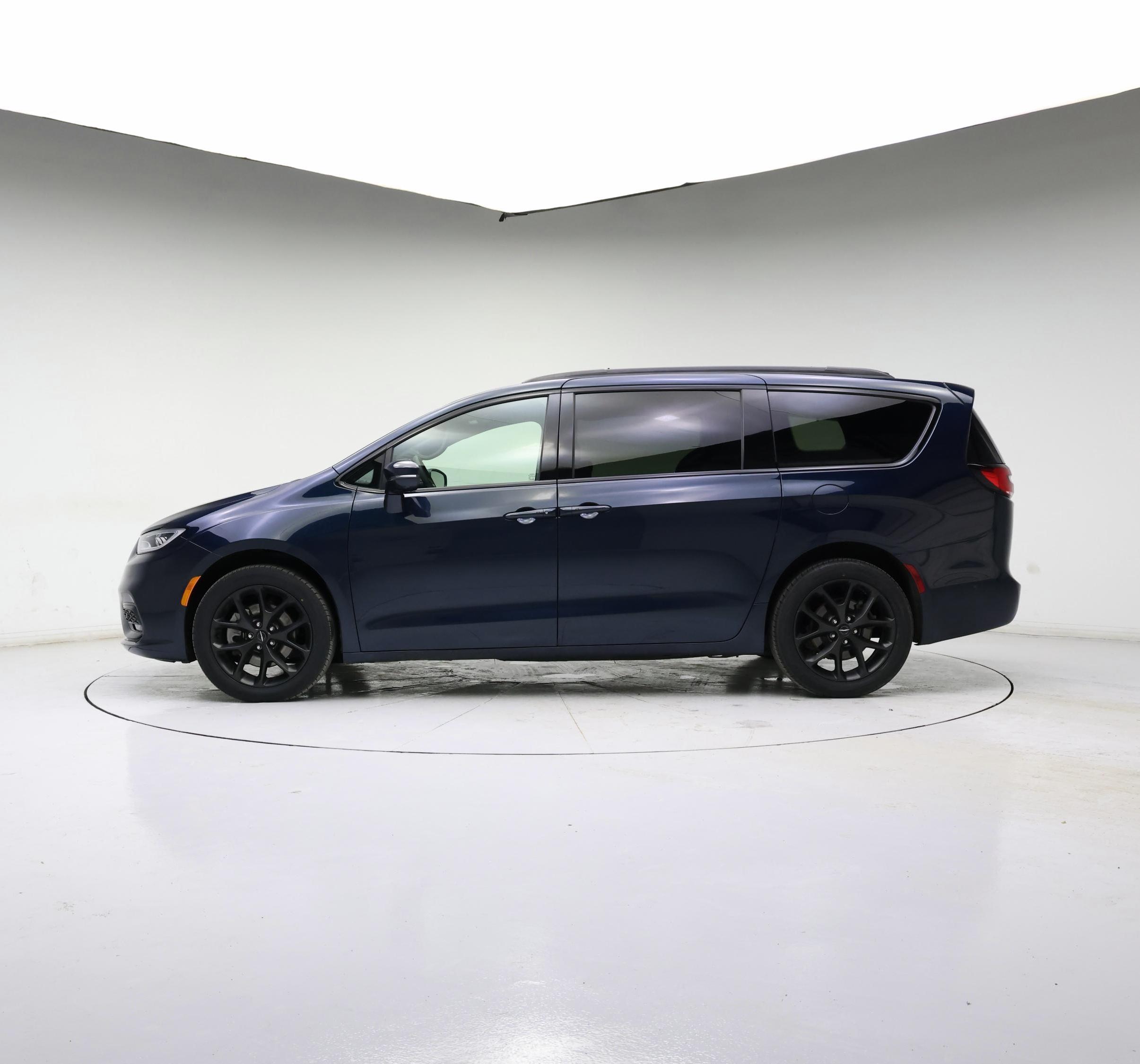 Thumbnail: 2022 Chrysler Pacifica - 3