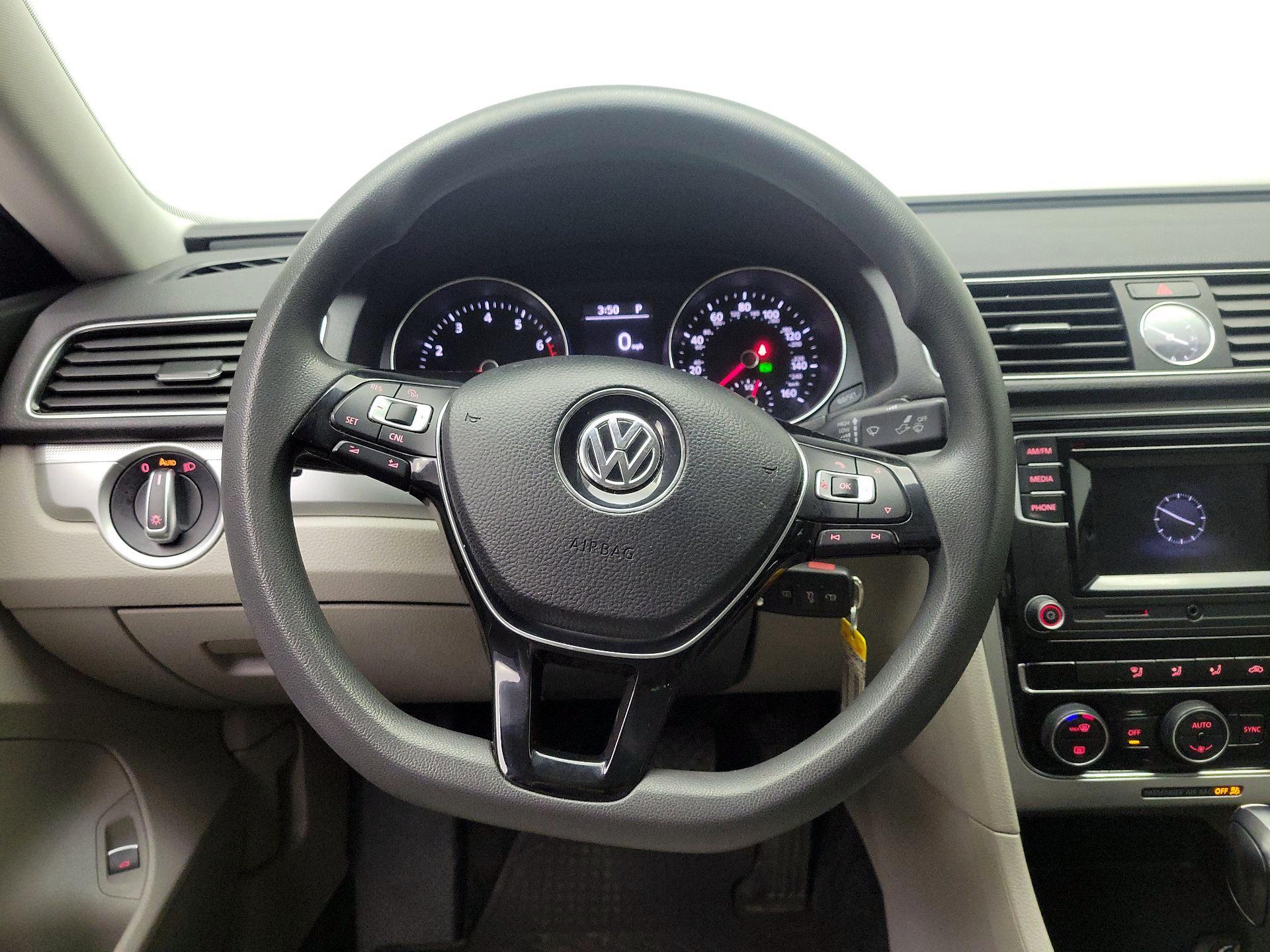 Thumbnail: 2016 Volkswagen Passat - 10