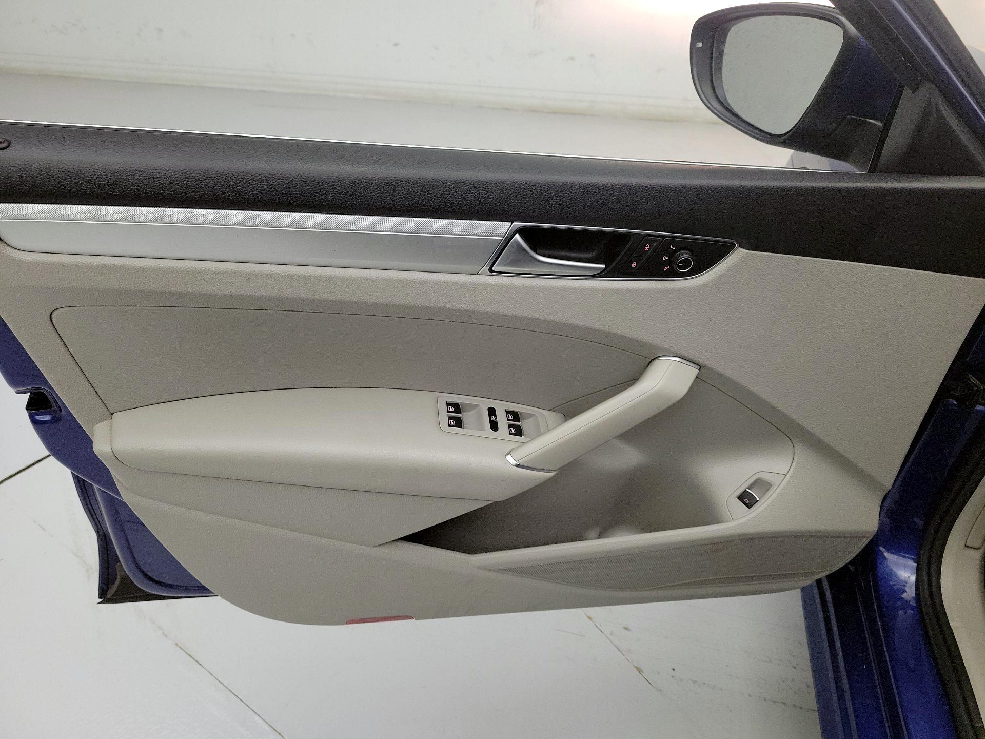 Thumbnail: 2016 Volkswagen Passat - 12