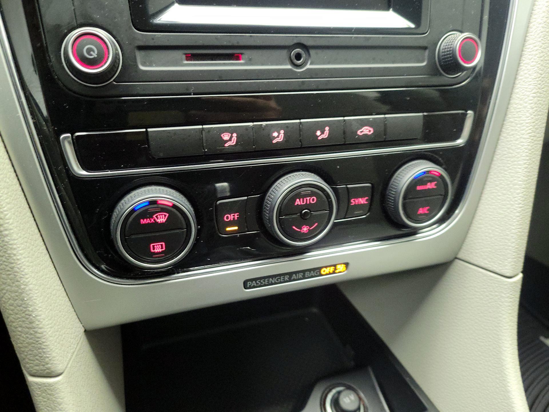 Thumbnail: 2016 Volkswagen Passat - 16