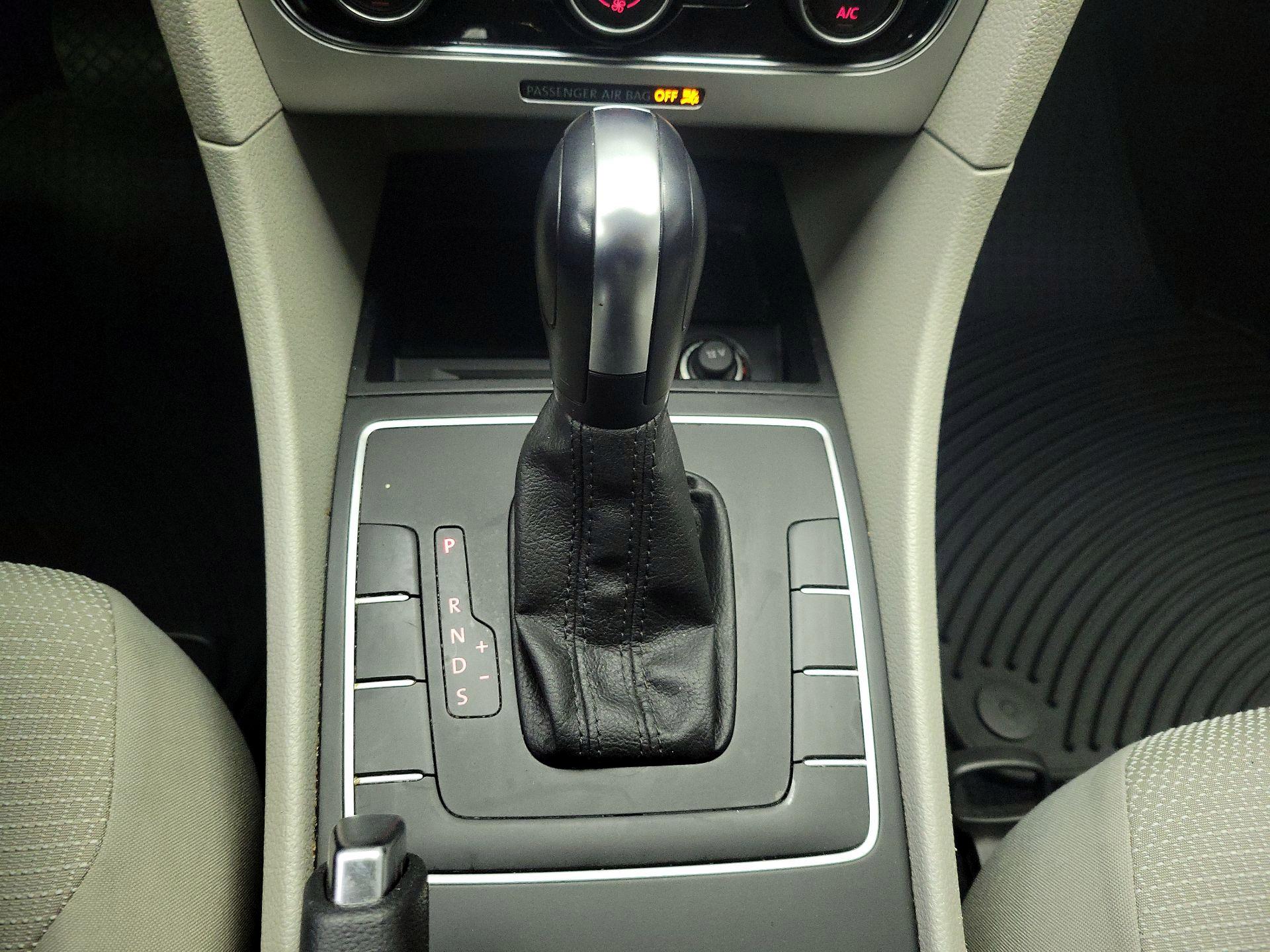 Thumbnail: 2016 Volkswagen Passat - 17