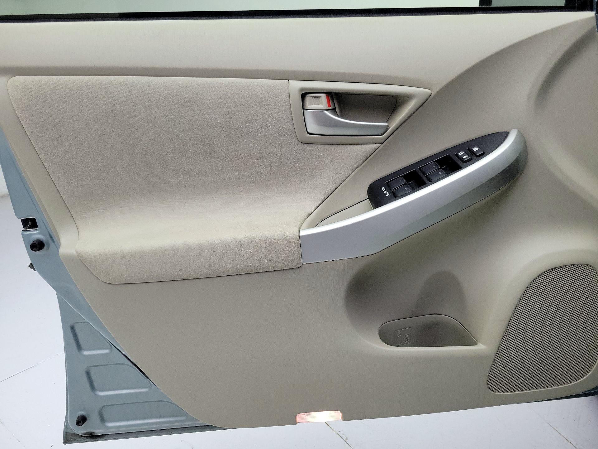 Thumbnail: 2015 Toyota Prius - 12