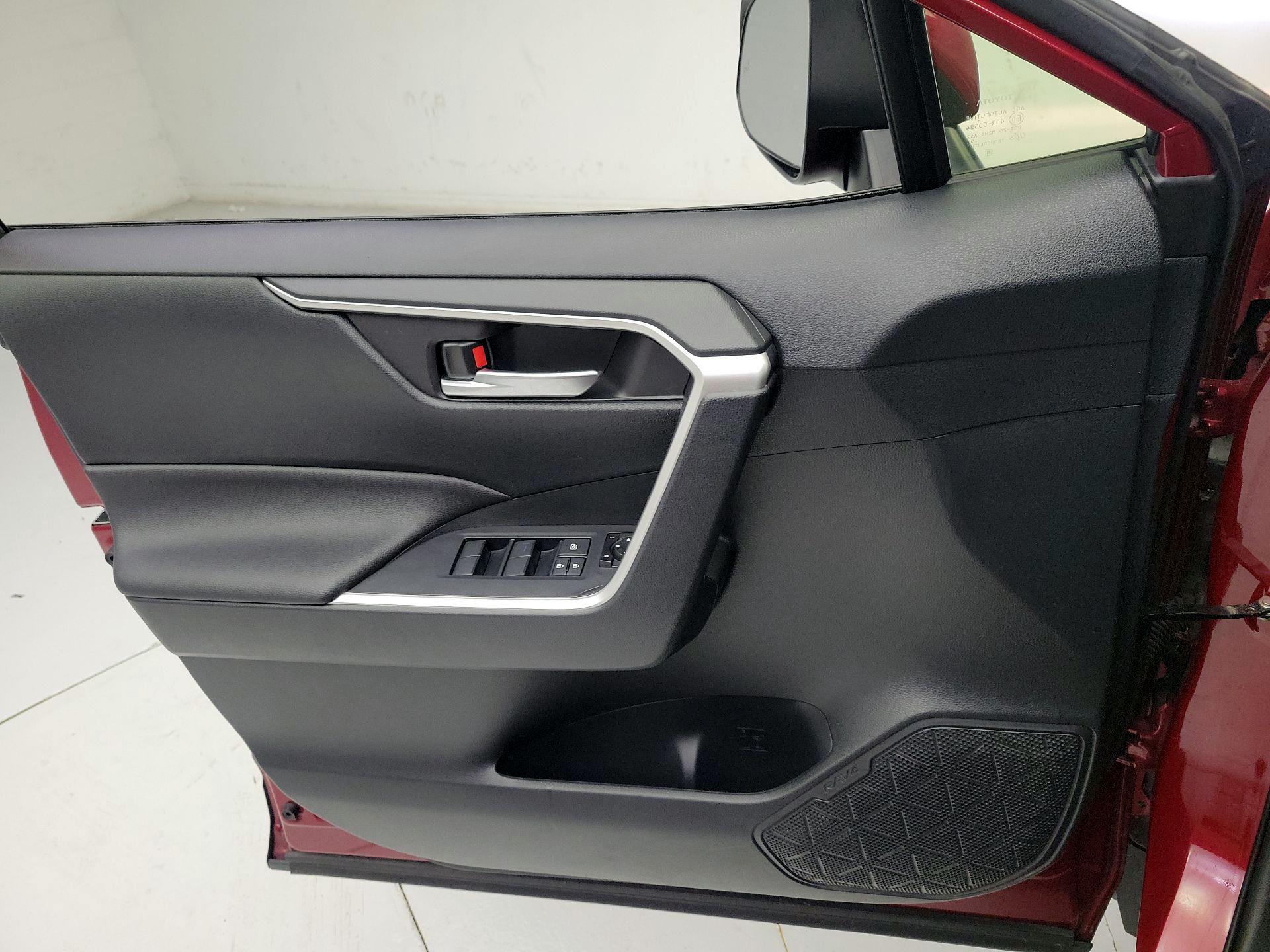 Thumbnail: 2019 Toyota RAV4 - 12