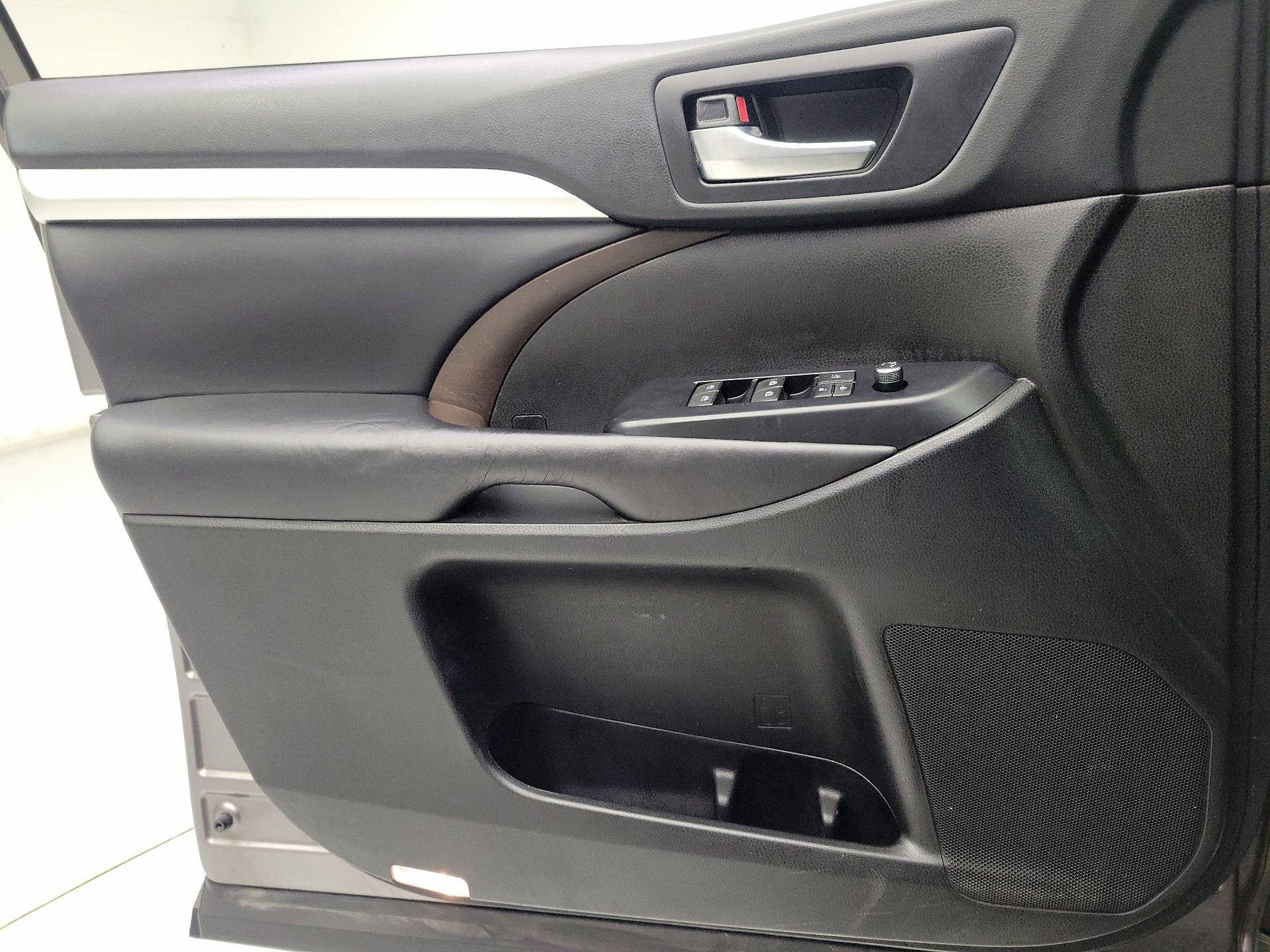 Thumbnail: 2018 Toyota Highlander - 12