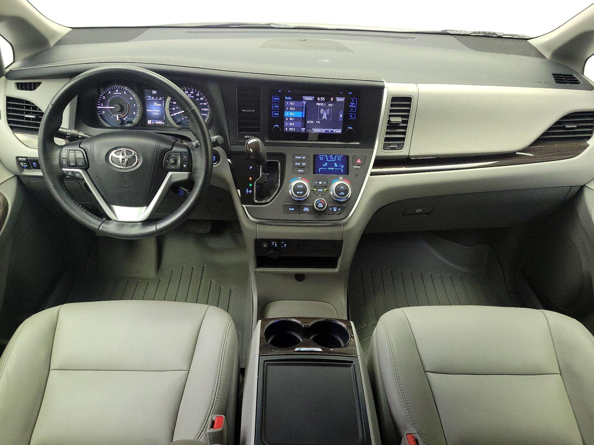 Thumbnail: 2017 Toyota Sienna - 9