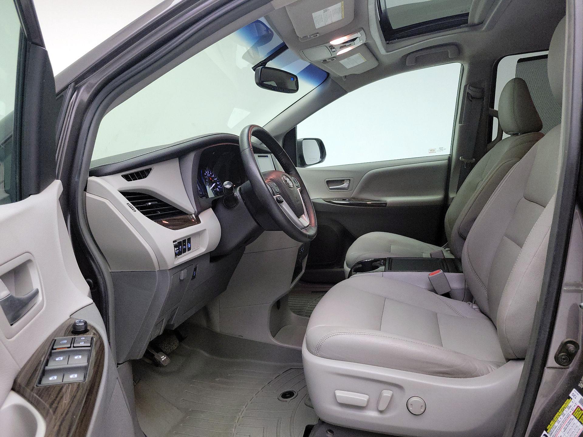 Thumbnail: 2017 Toyota Sienna - 11