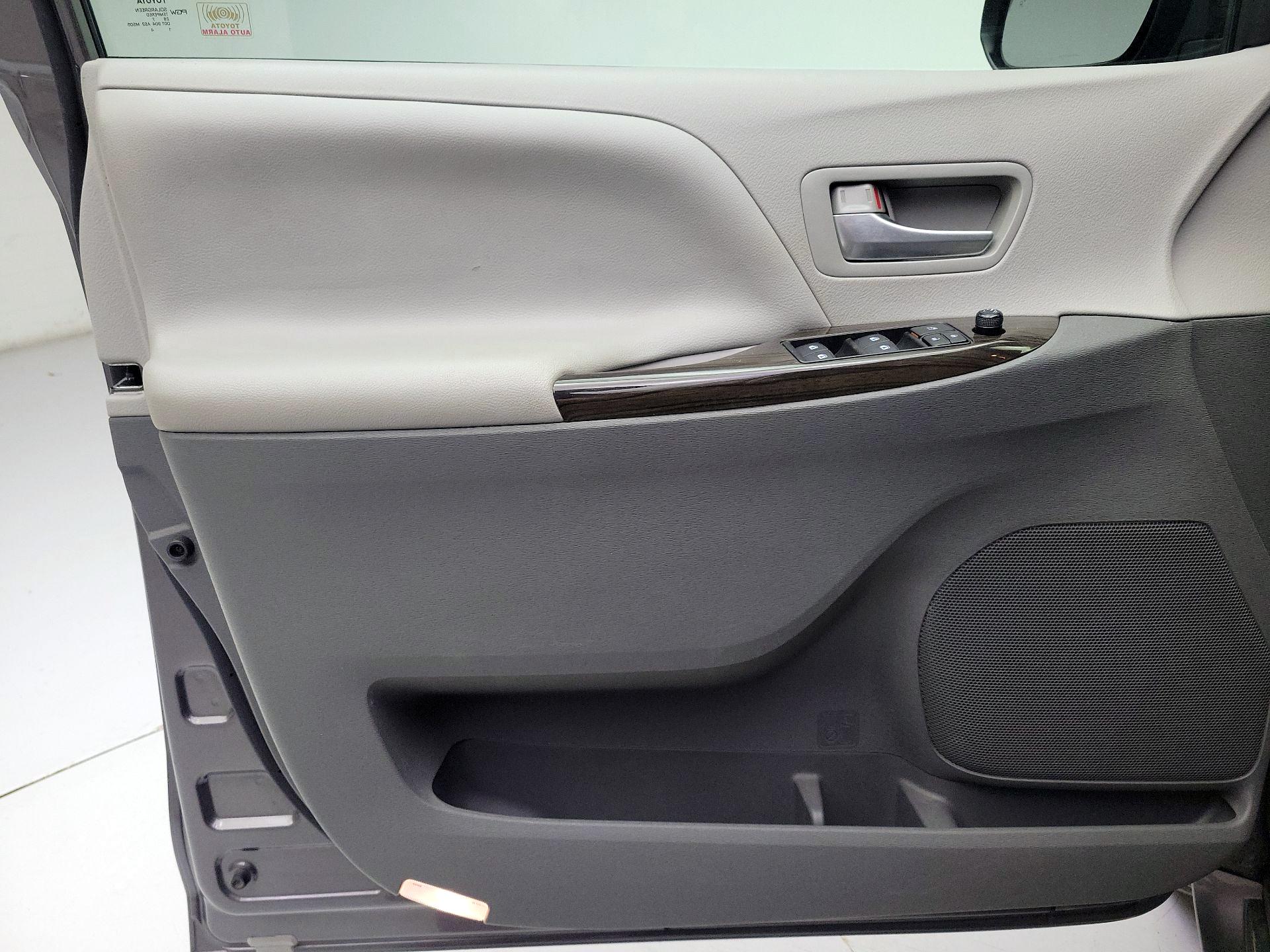 Thumbnail: 2017 Toyota Sienna - 12