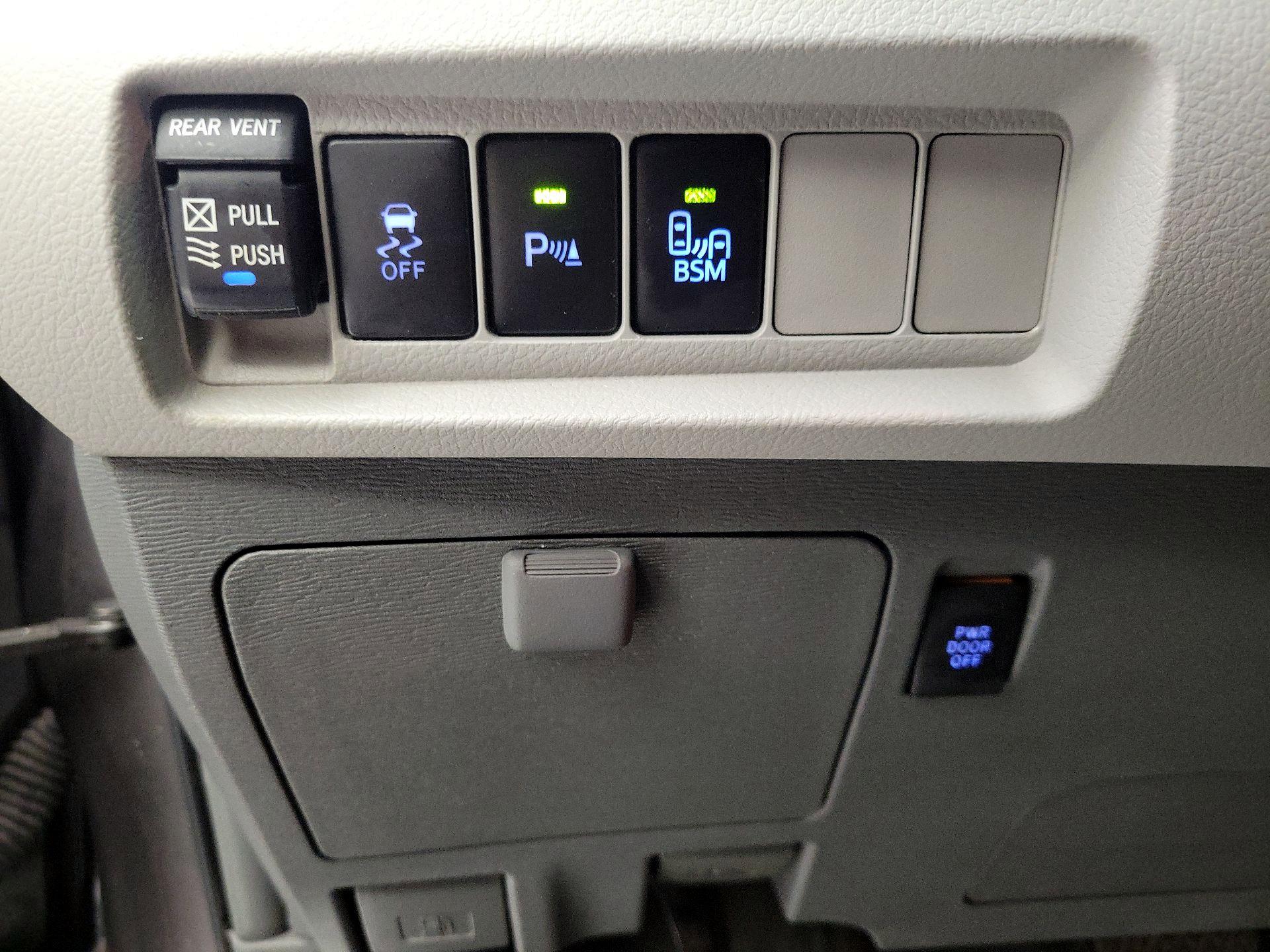 Thumbnail: 2017 Toyota Sienna - 13