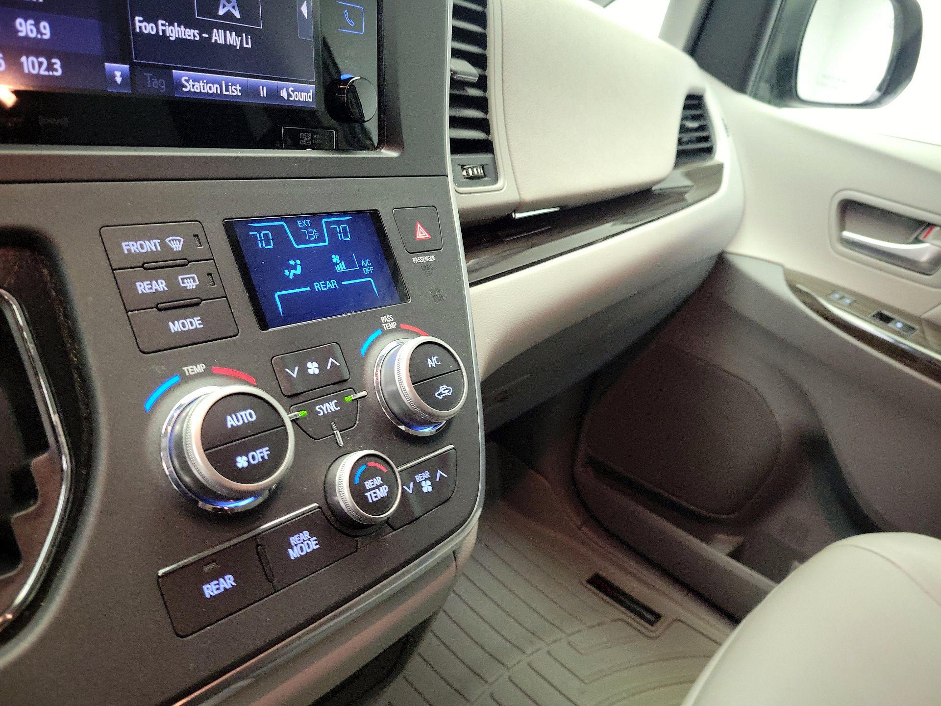 Thumbnail: 2017 Toyota Sienna - 17