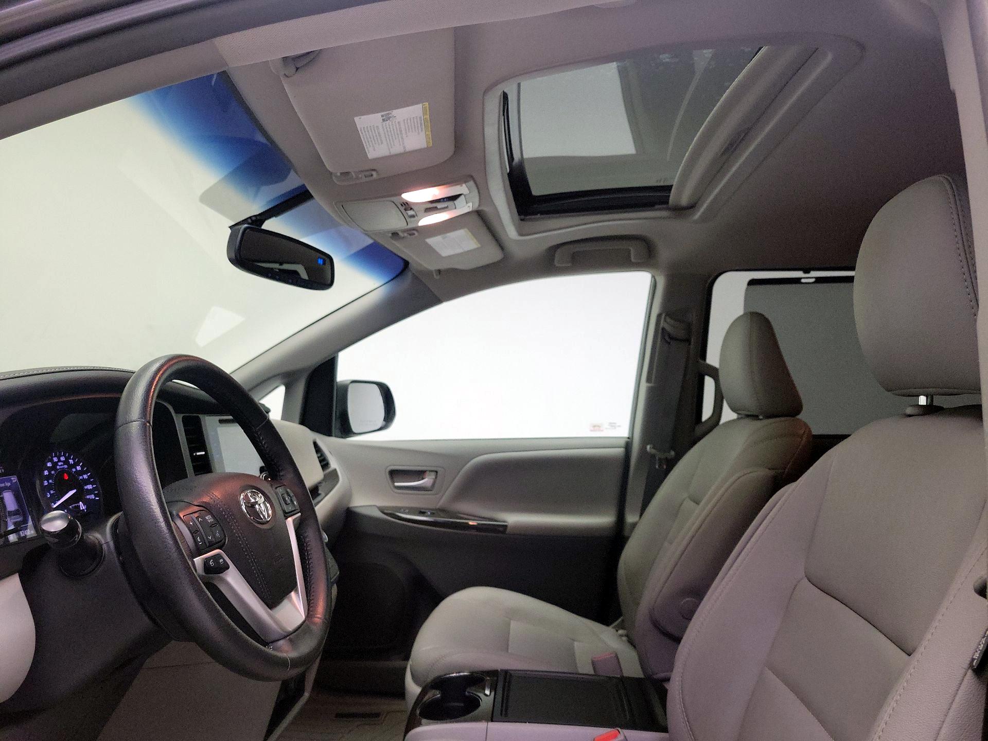 Thumbnail: 2017 Toyota Sienna - 20